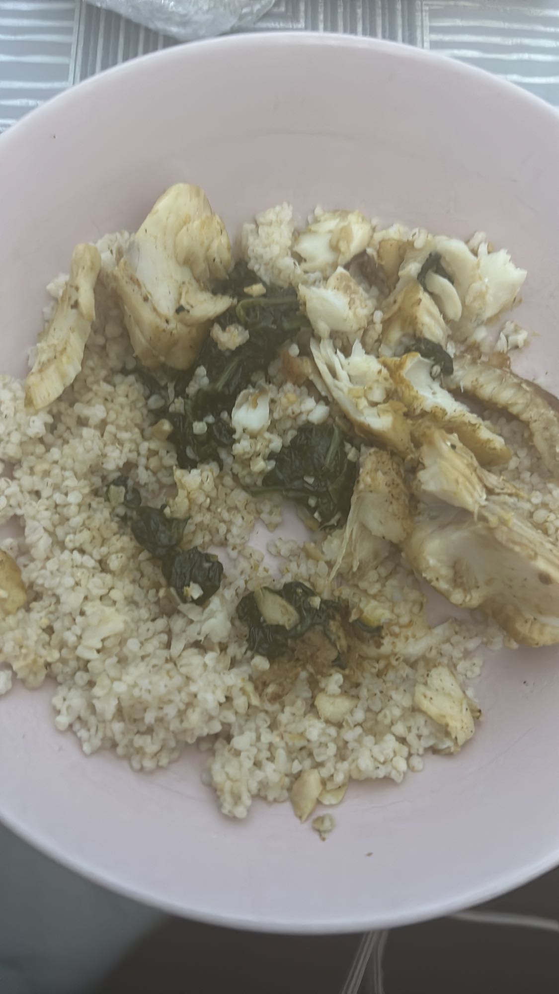 Ryba z kaszą i szpinakiem