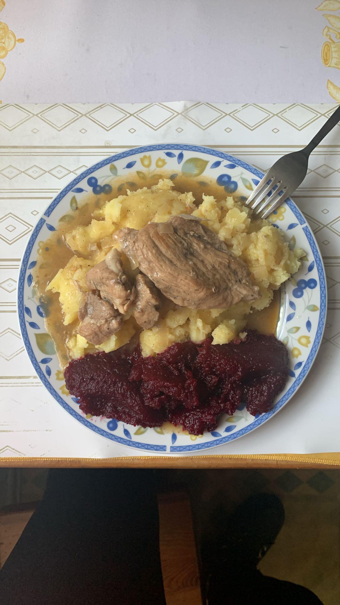 Ziemniaki z mięsem i buraczkami