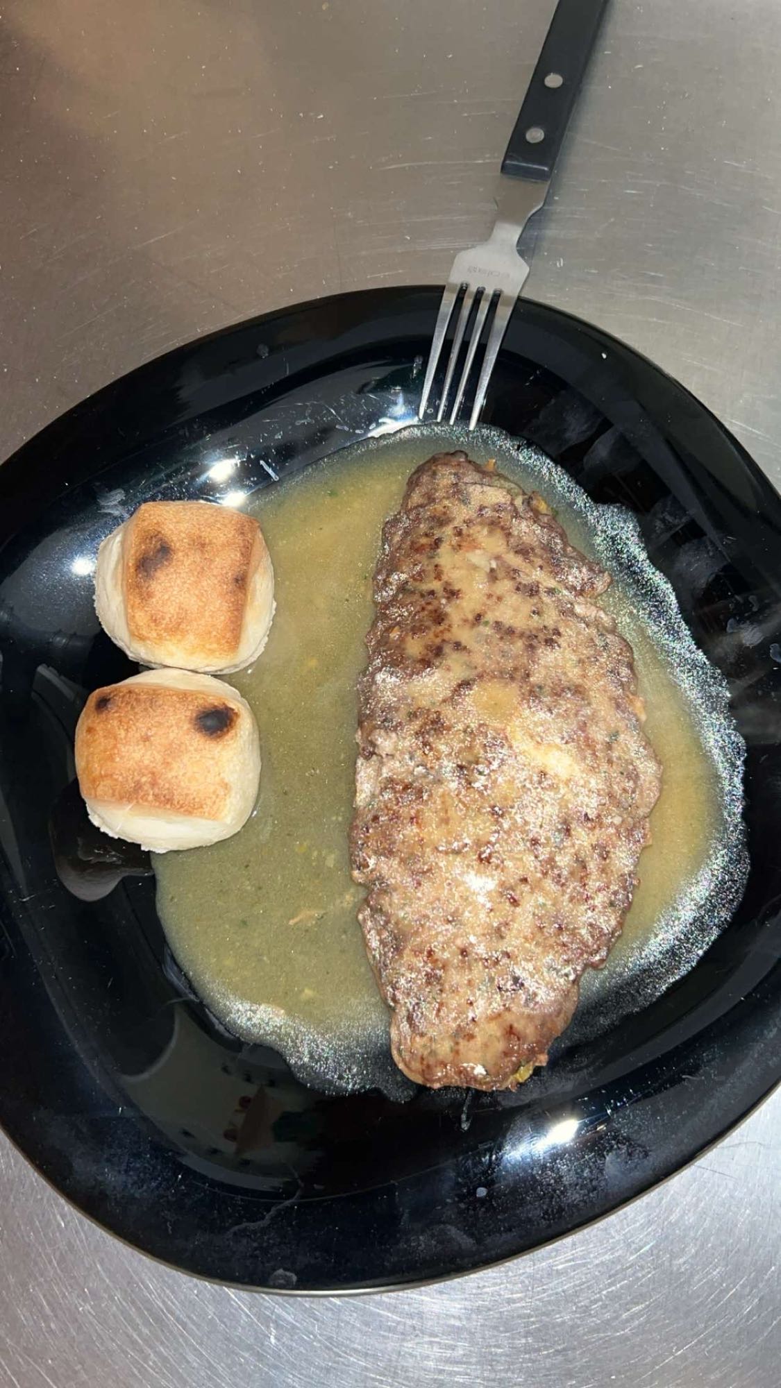 Hacksteak mit Brötchen