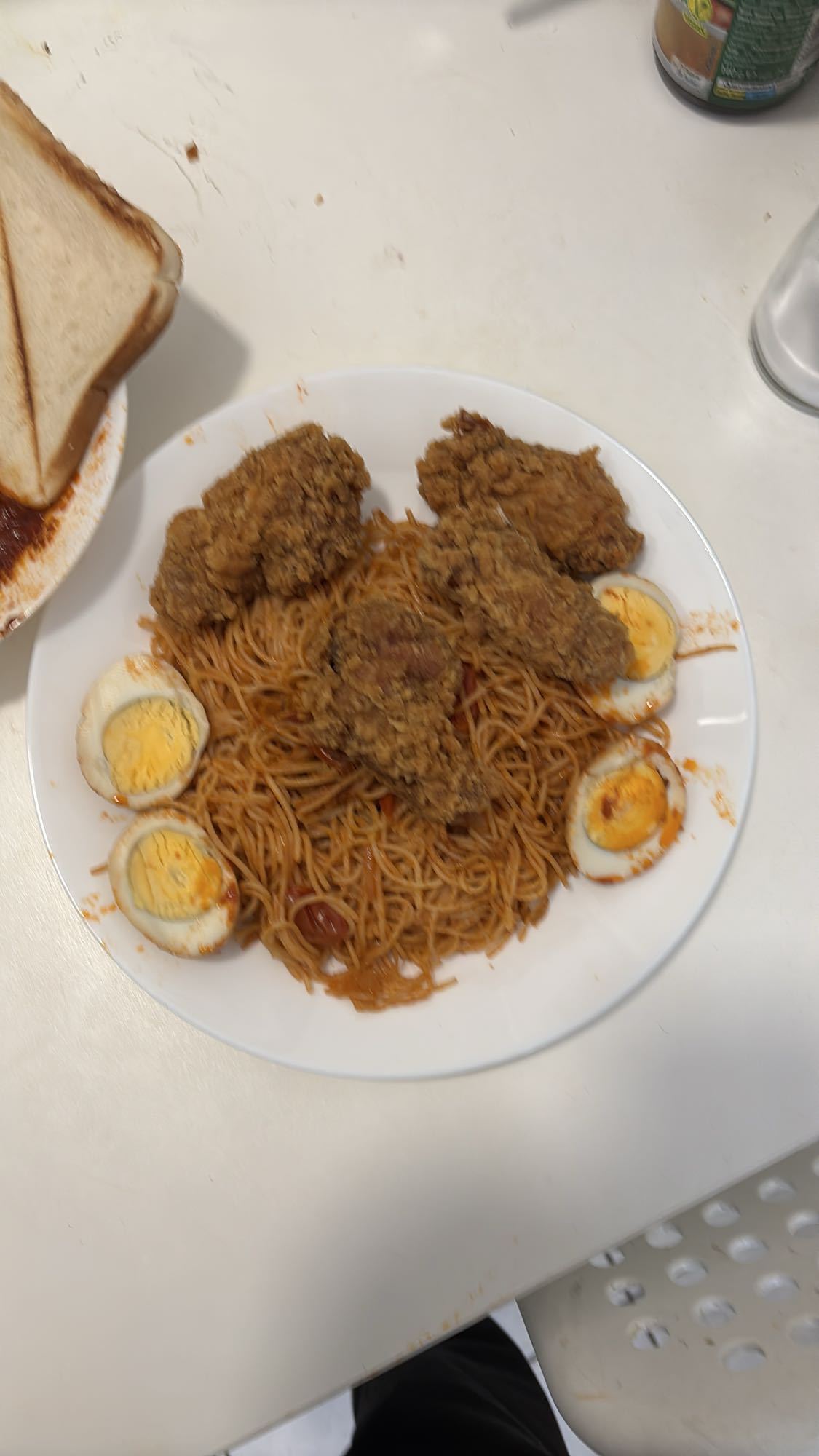 Gebratene Nudeln mit Huhn