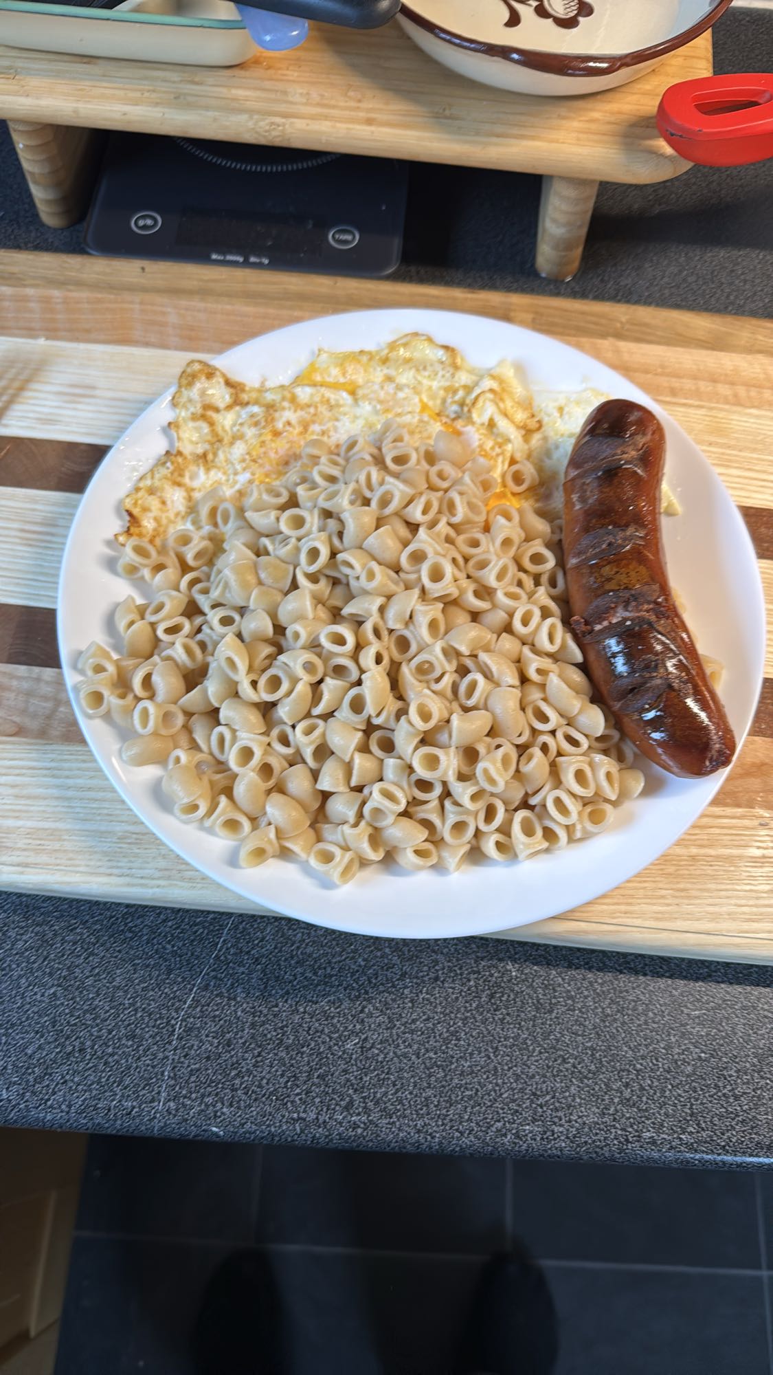 Pasta med korv och ägg