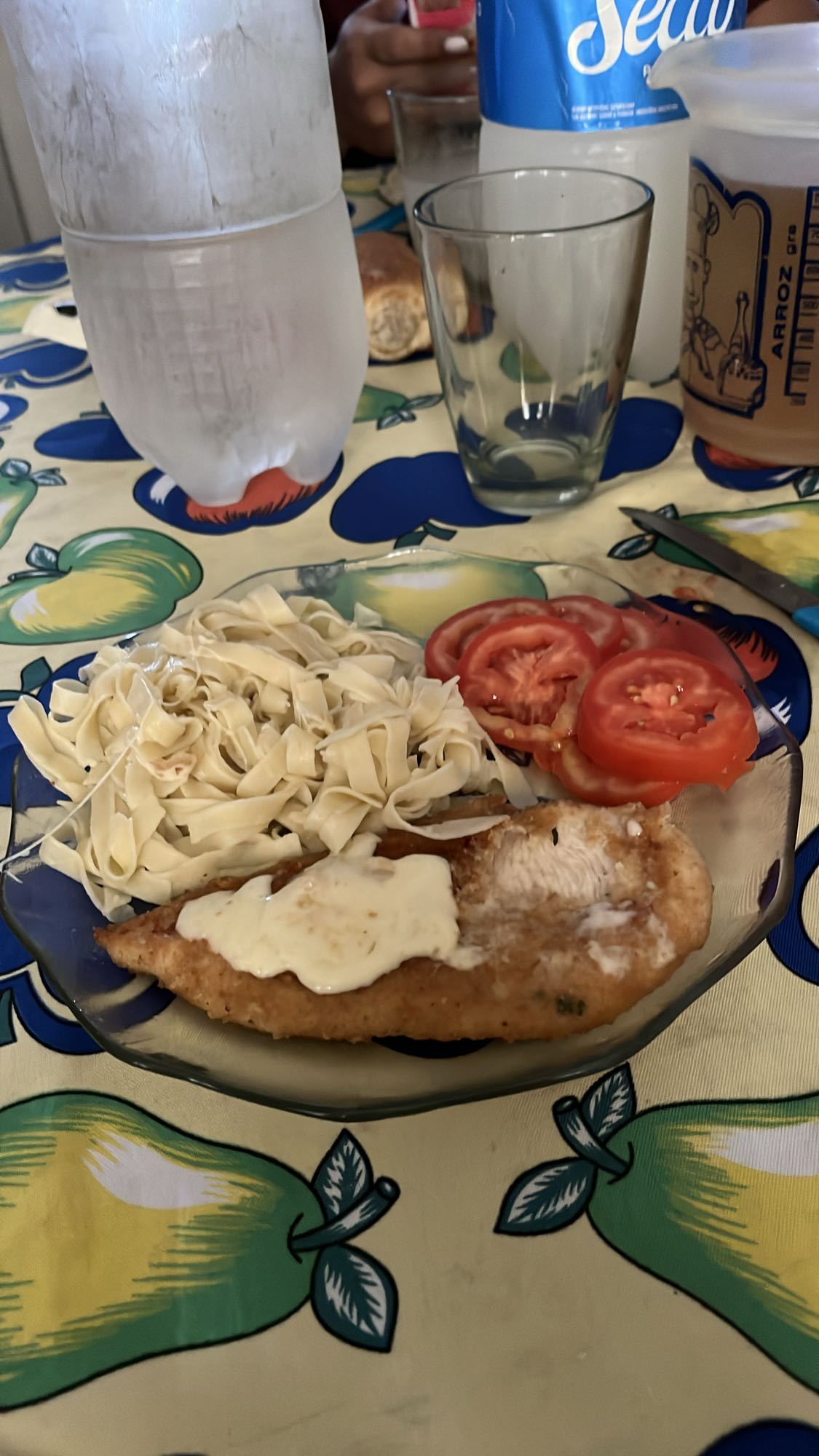 Pasta con pollo y tomate