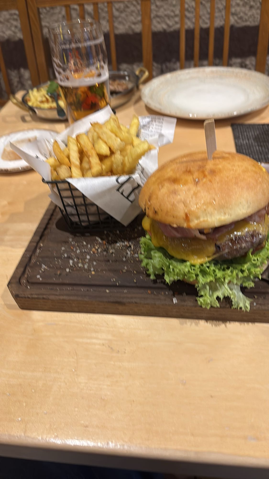 Cheeseburger mit Pommes