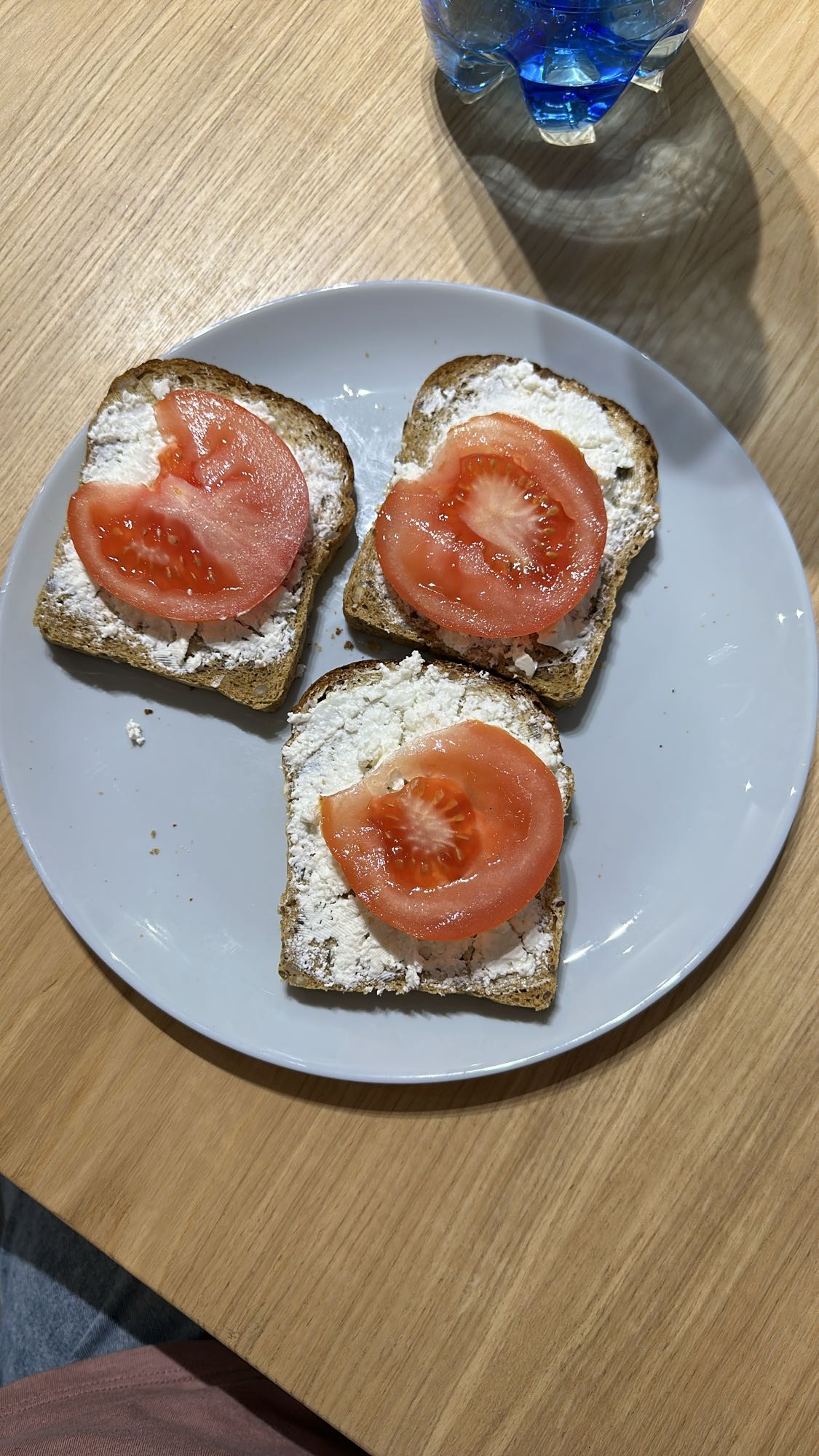 Kanapki z serem i pomidorem