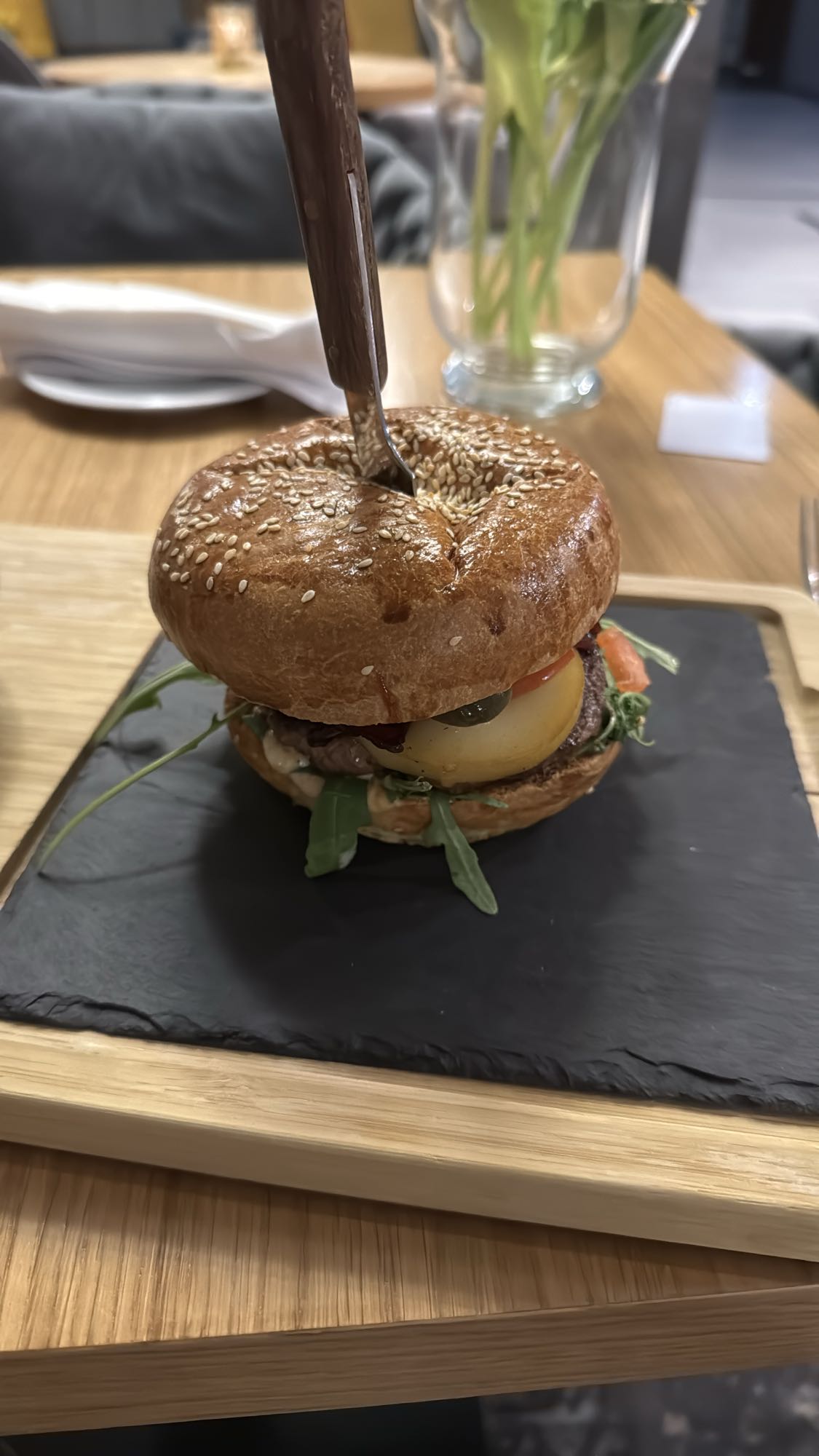 Burger wołowy z warzywami