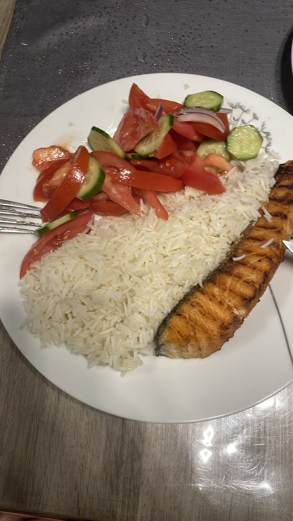 Saumon avec riz et salade