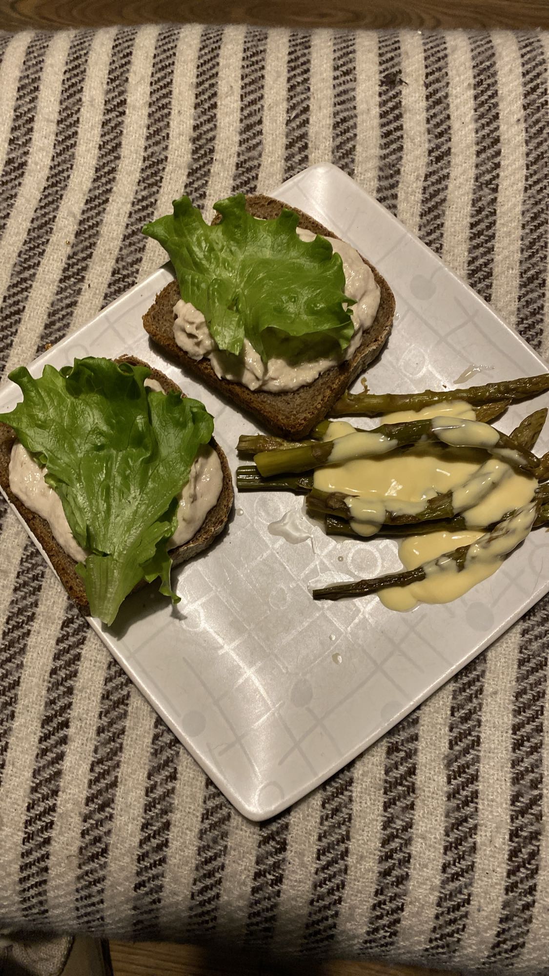 Kanapki z pastą i szparagi