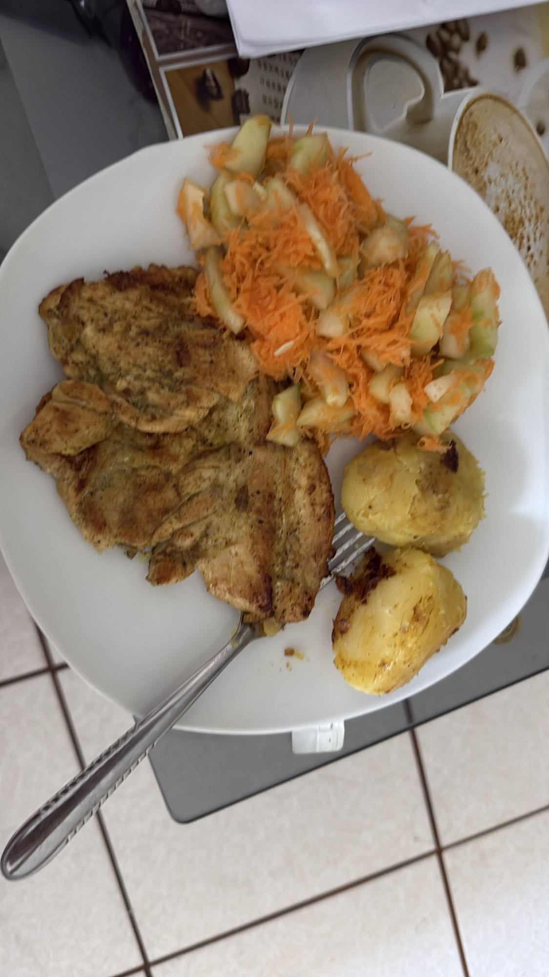Pollo con ensalada y papas
