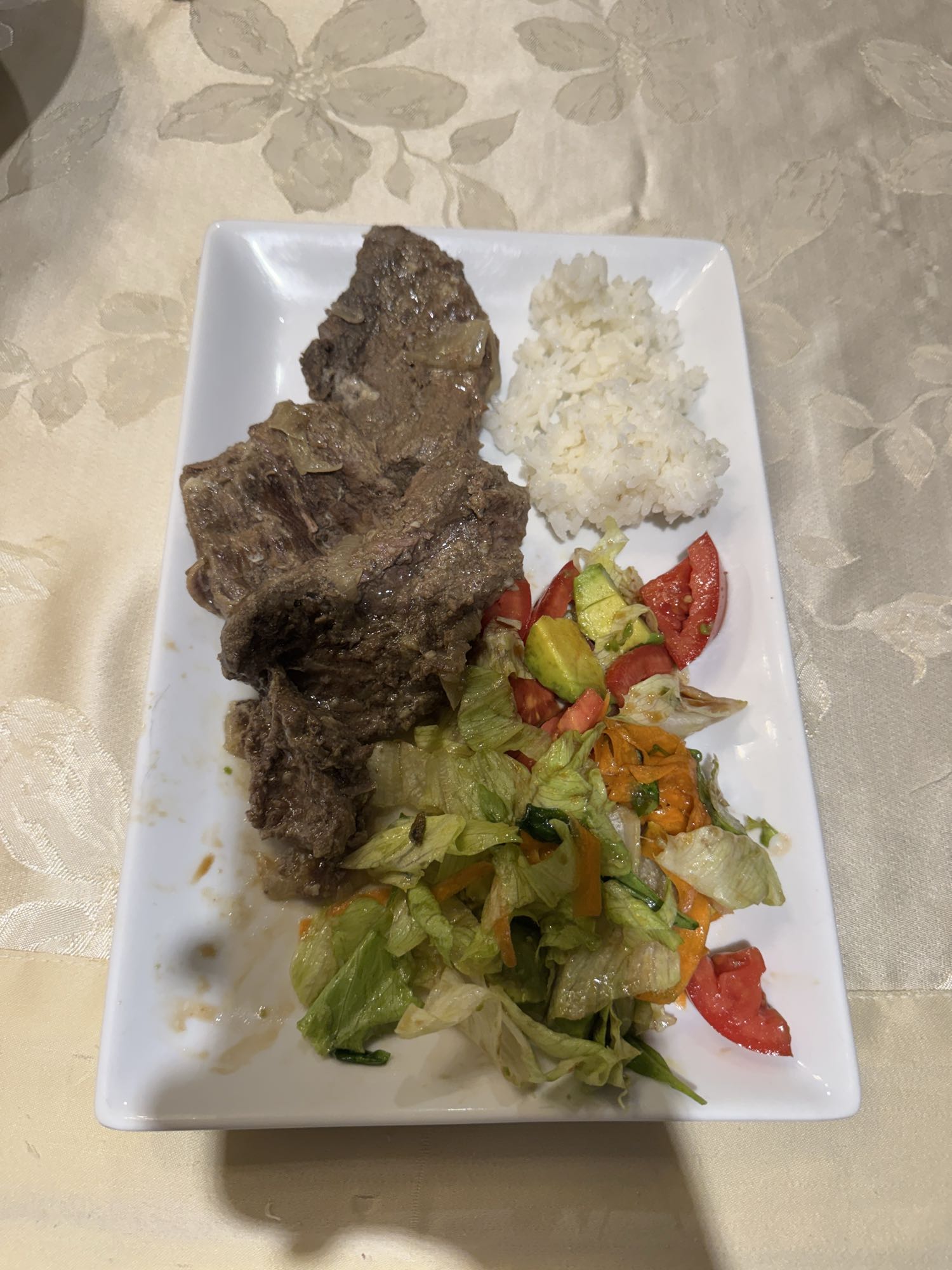 Carne con arroz y ensalada