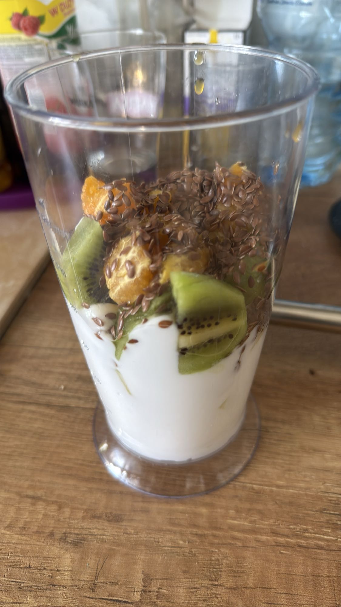 Jogurt z owocami i siemieniem