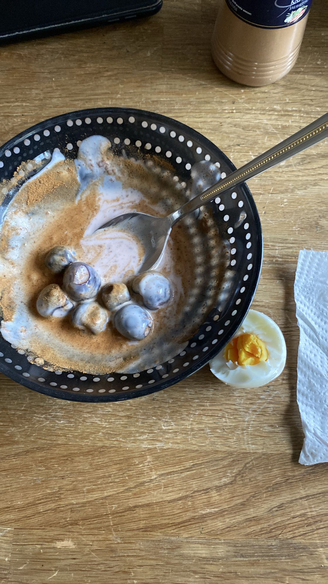 Yoghurt med blåbär och ägg