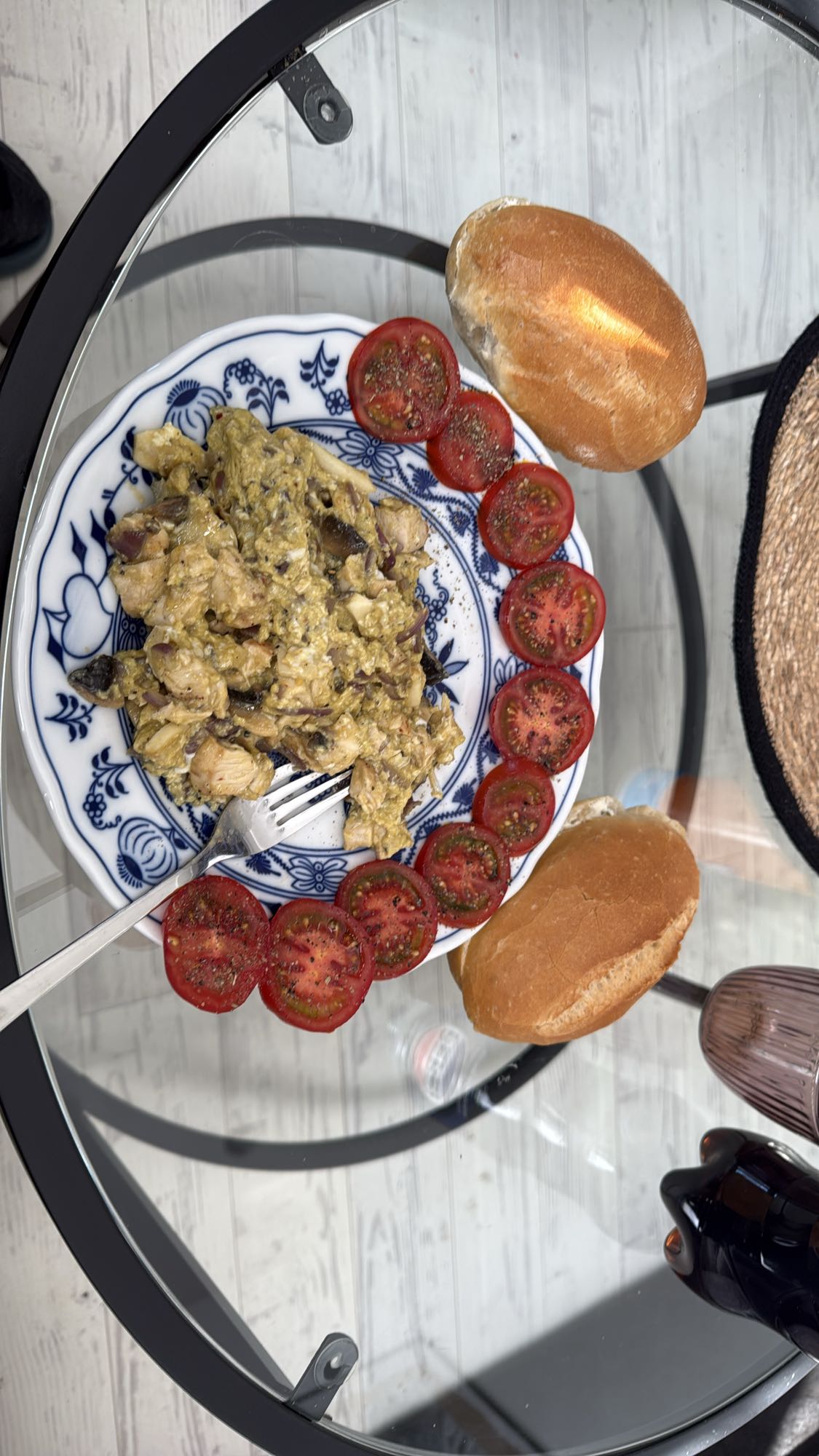 Kurczak z warzywami i bułką