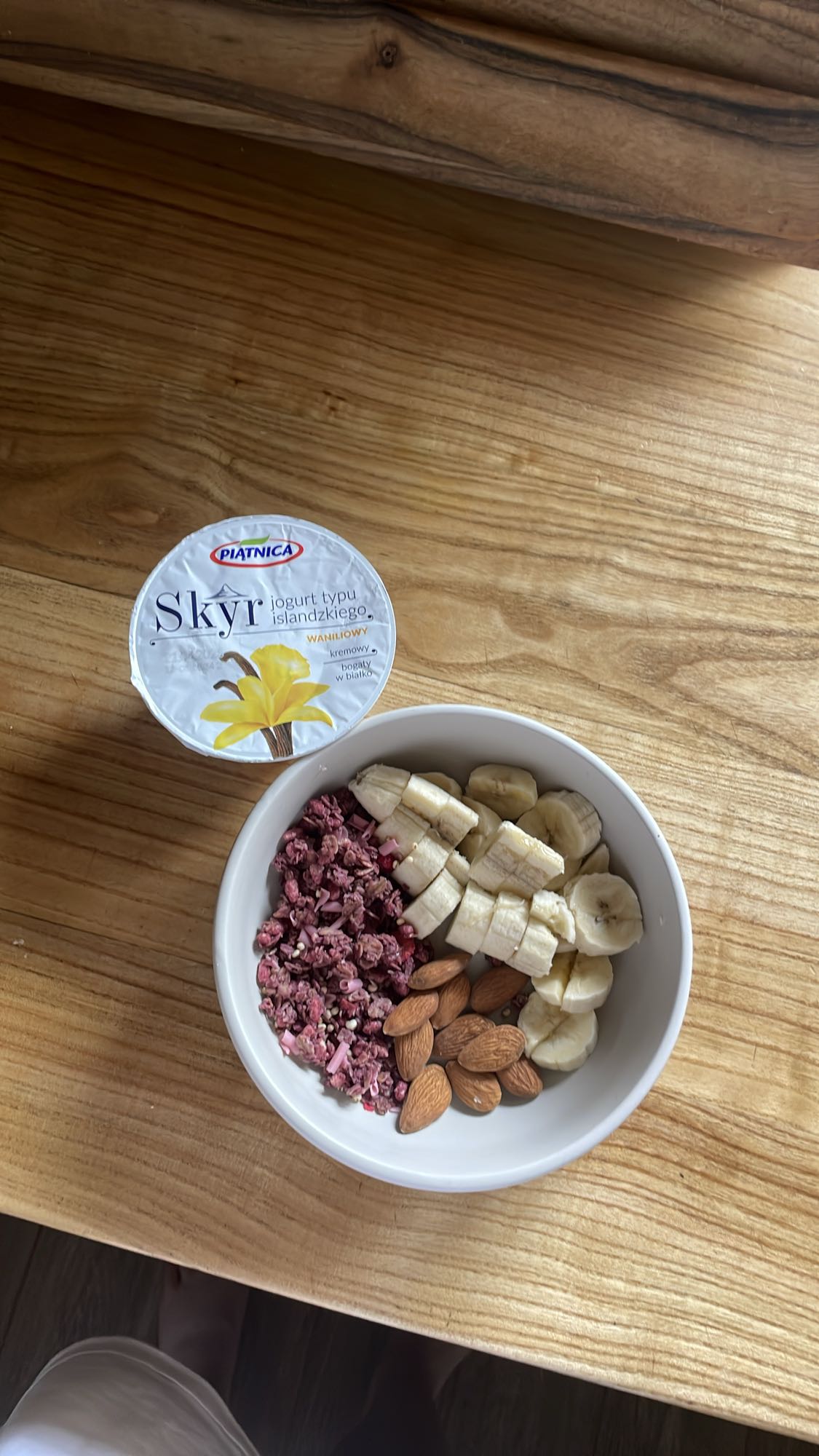 Skyr yogurt bowl