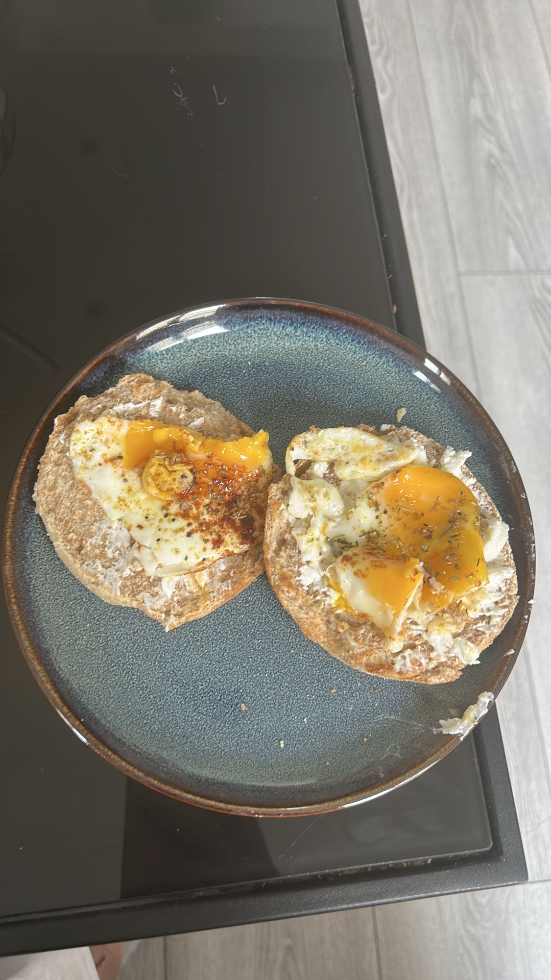 Oeufs sur pain complet