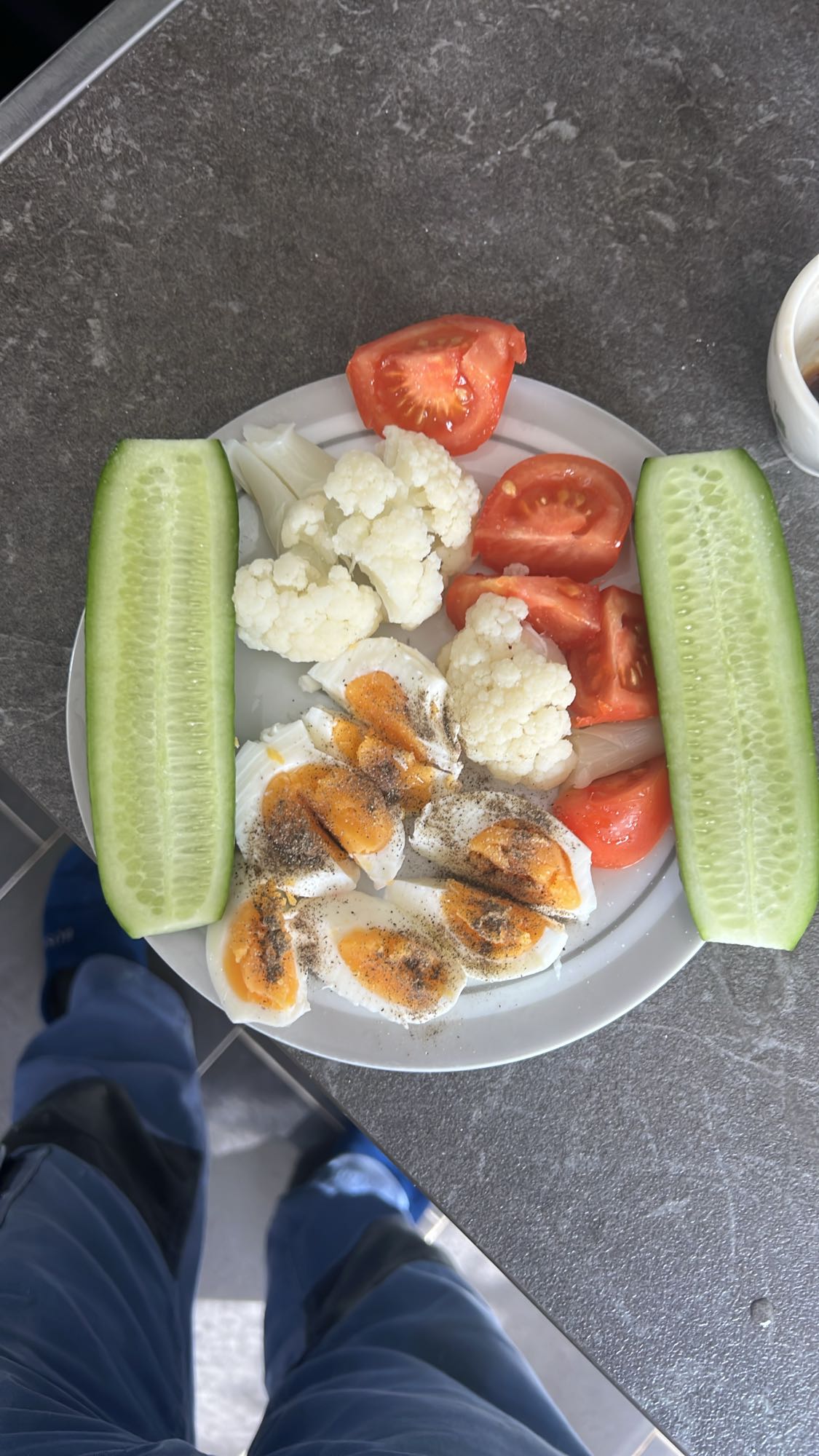 Gekochte Eier mit Gemüse