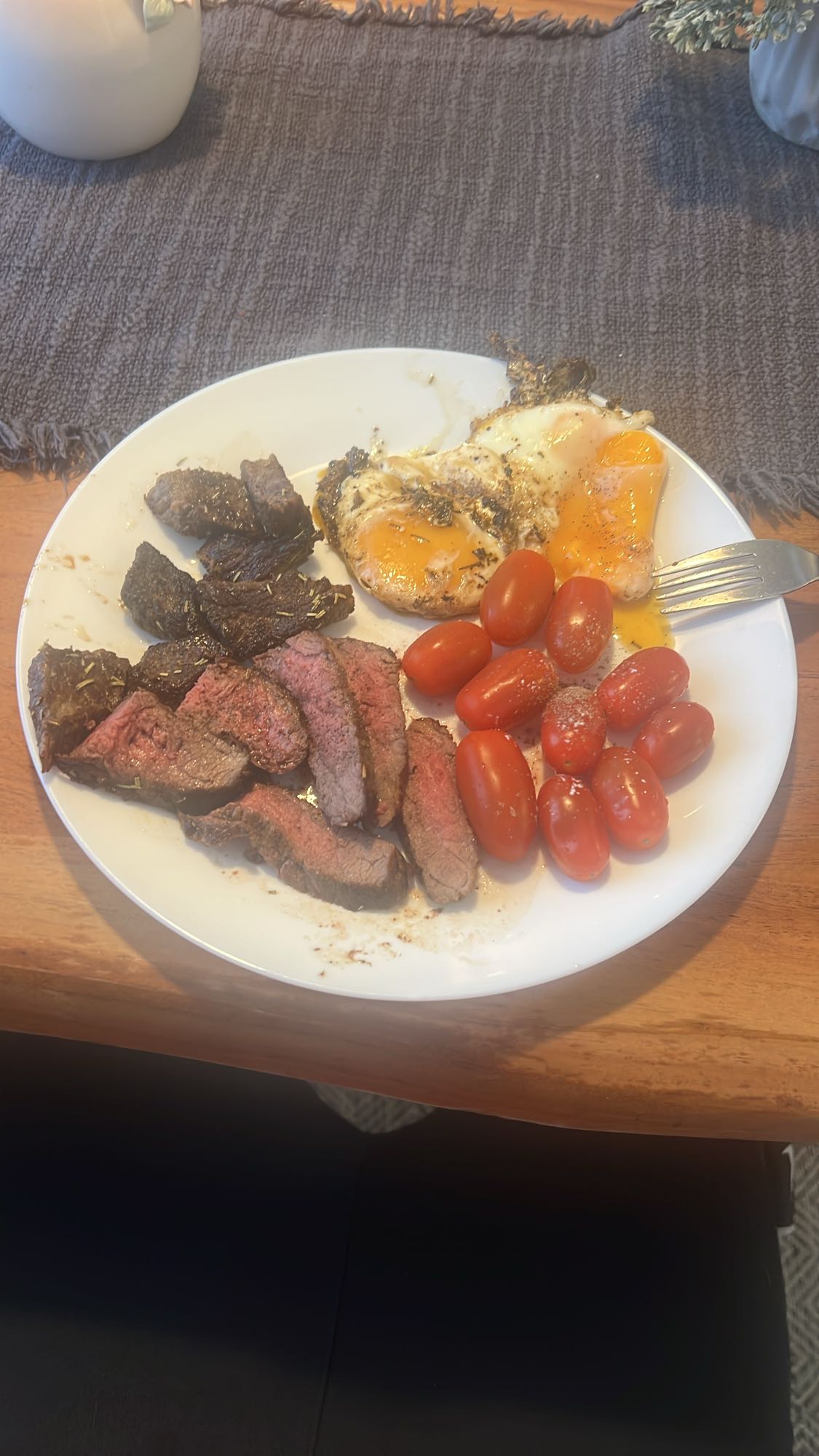 Biff med ägg och tomater