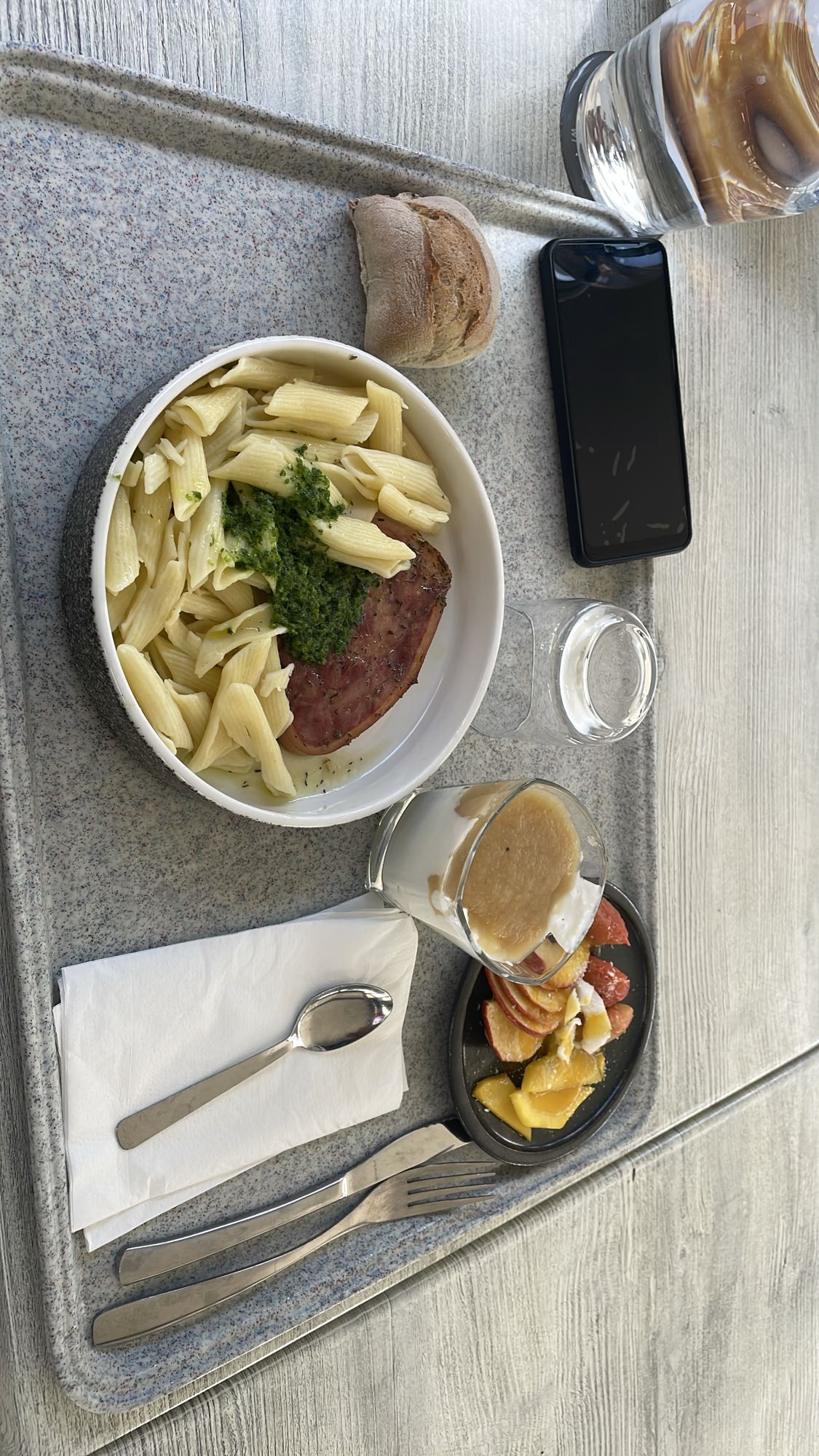 Pâtes au jambon et fruits