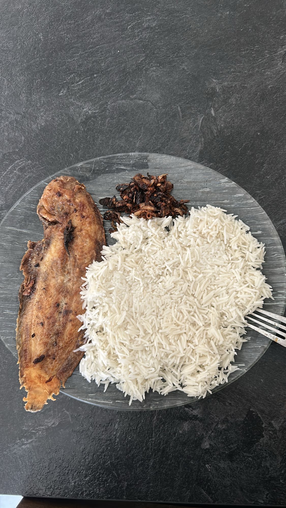 Riz avec poisson frit