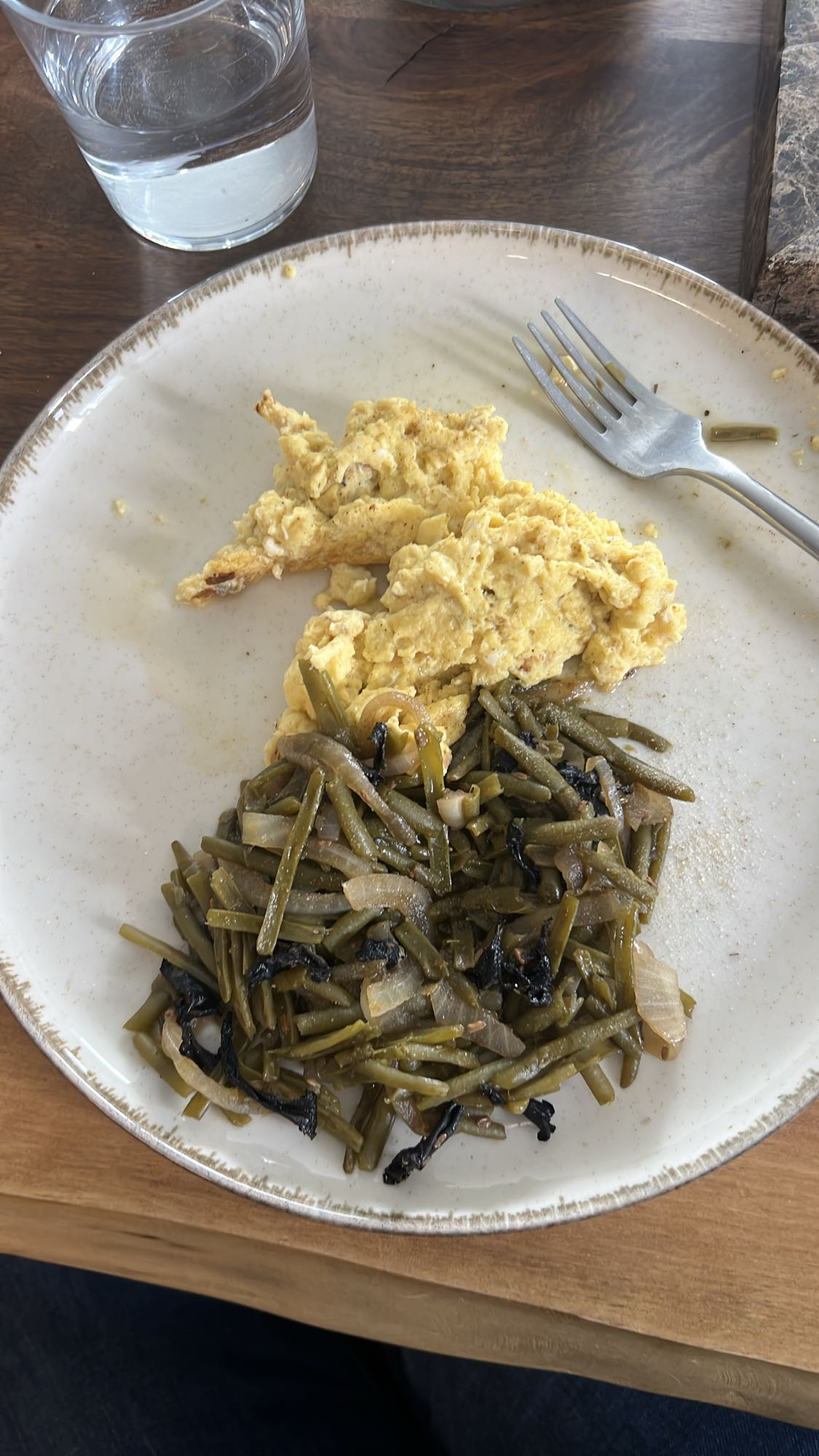 Oeufs brouillés et légumes