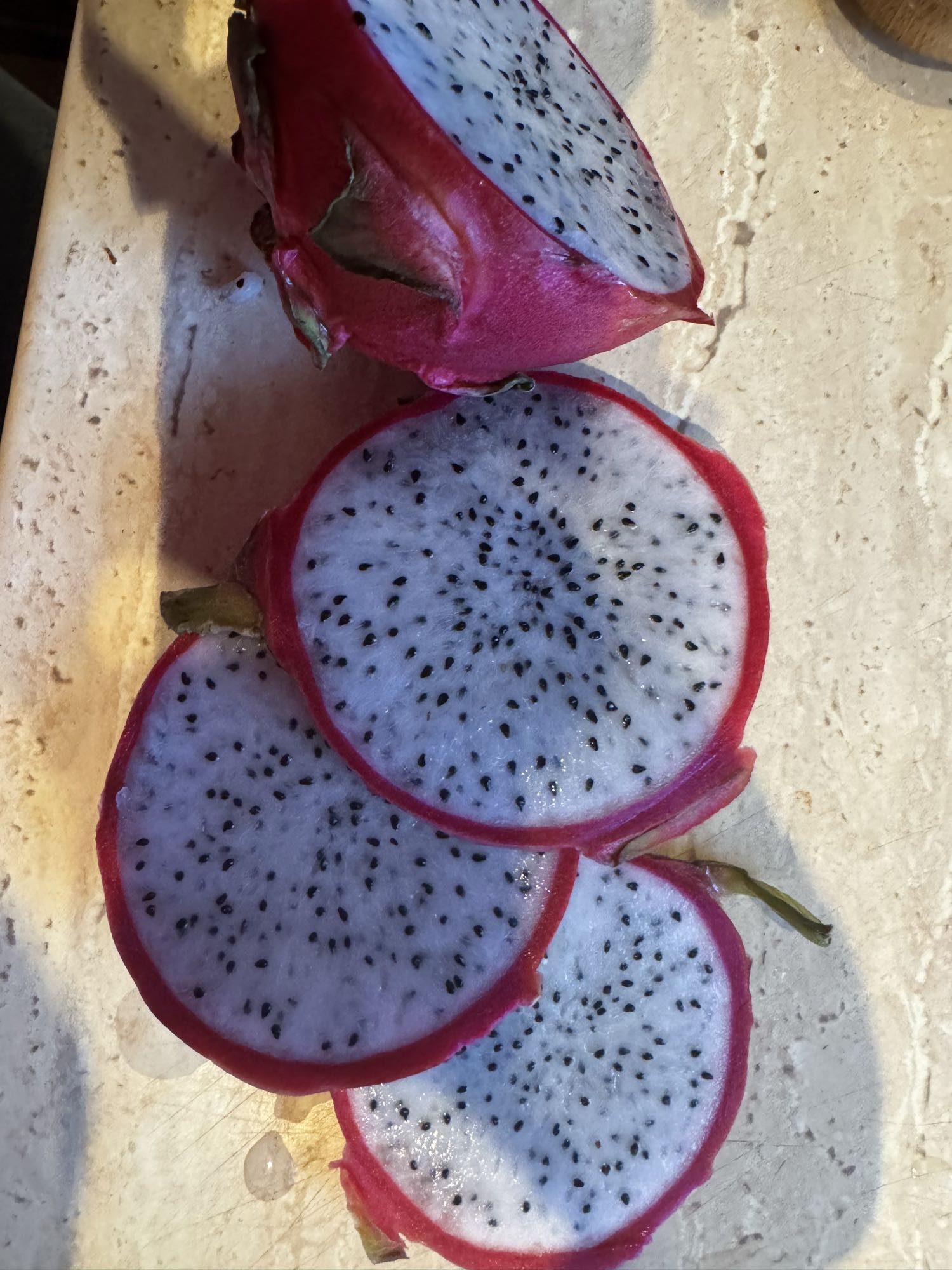 pokrojony owoc smoczy