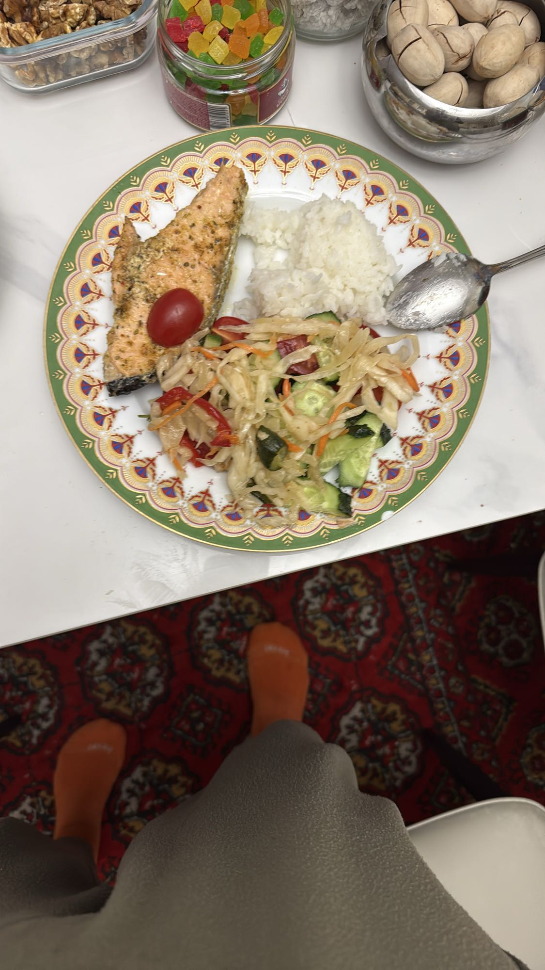 Лосось с рисом и салатом