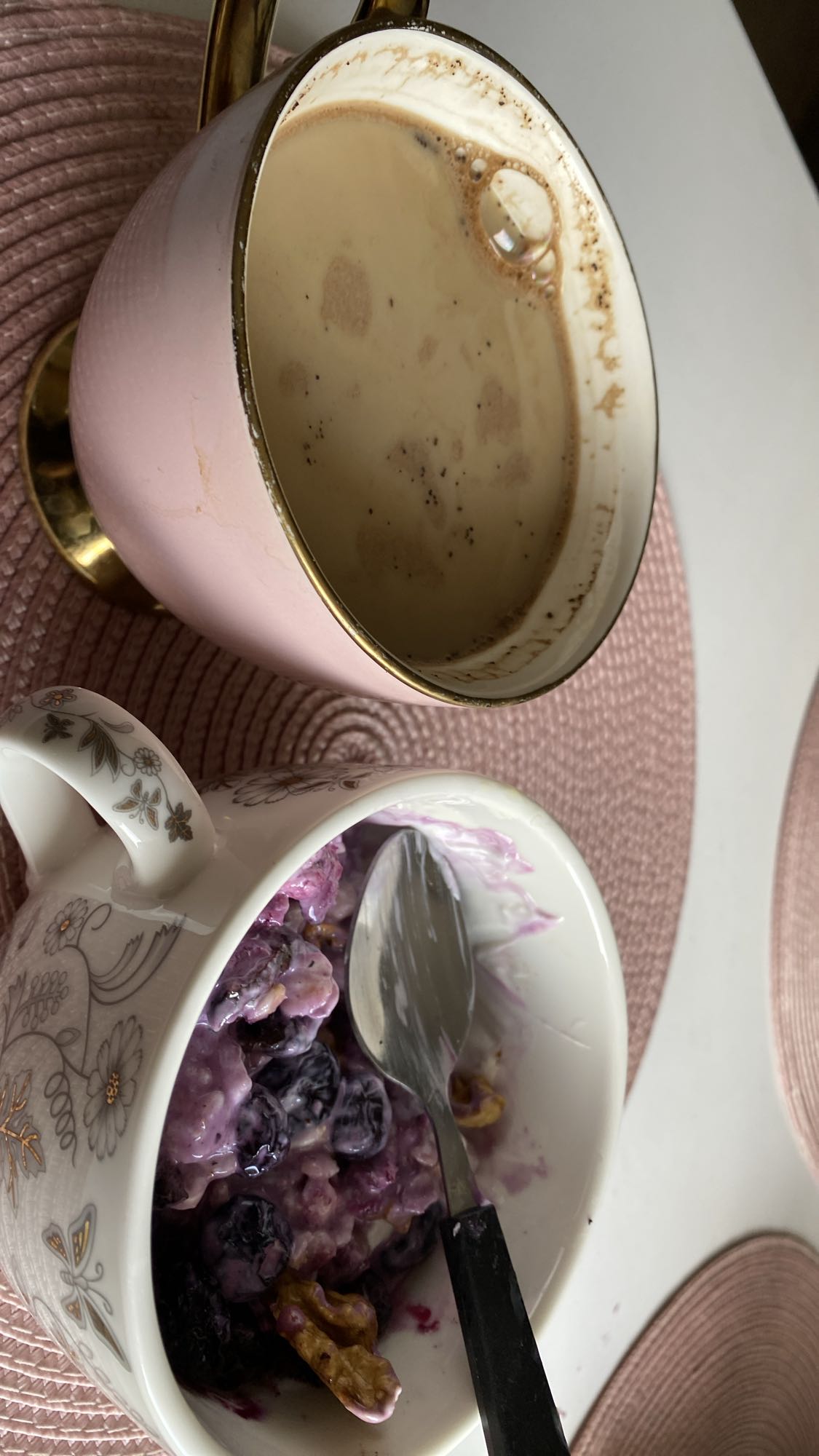 jogurt z owocami i kawa