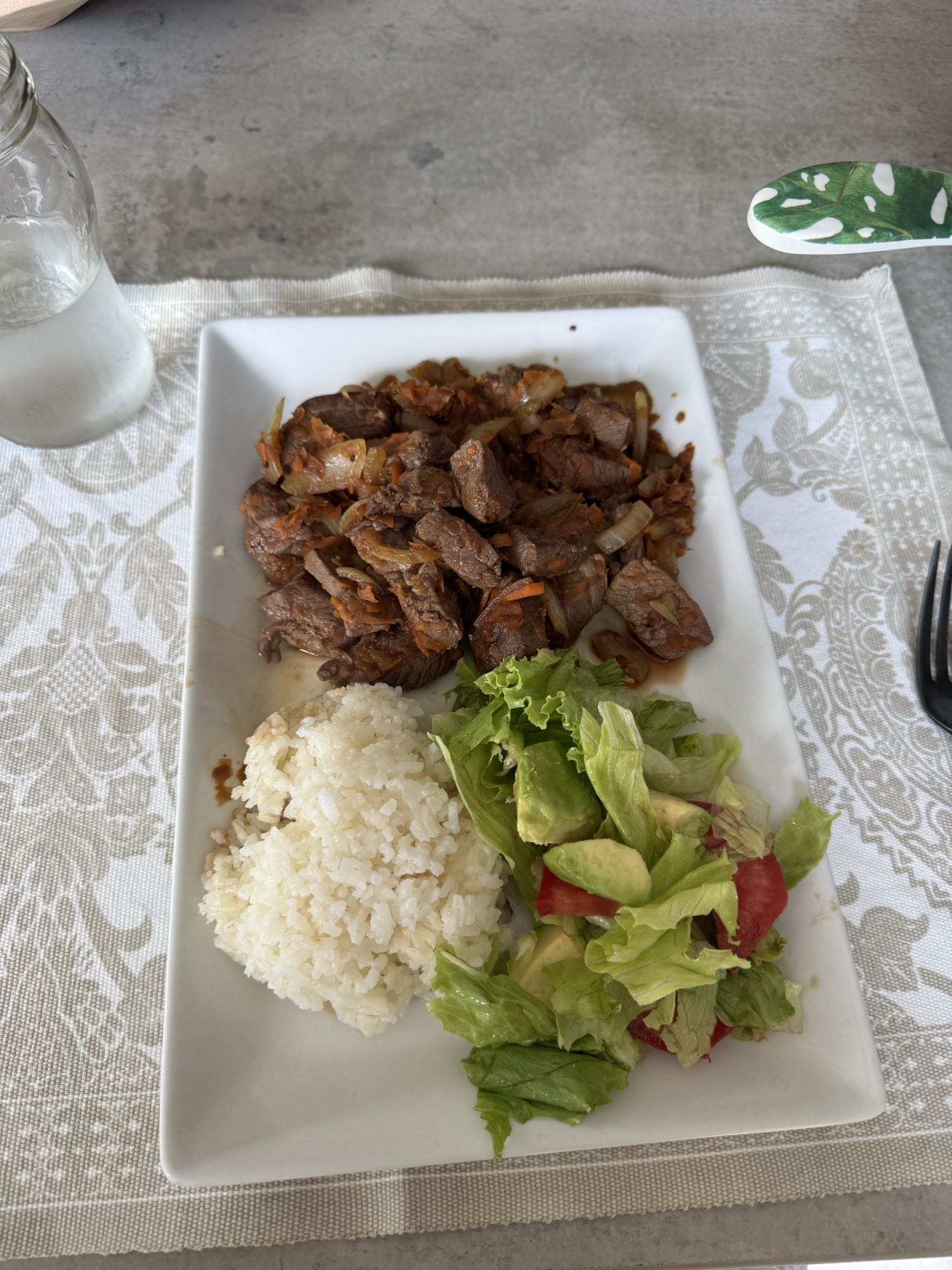 Carne con arroz y ensalada