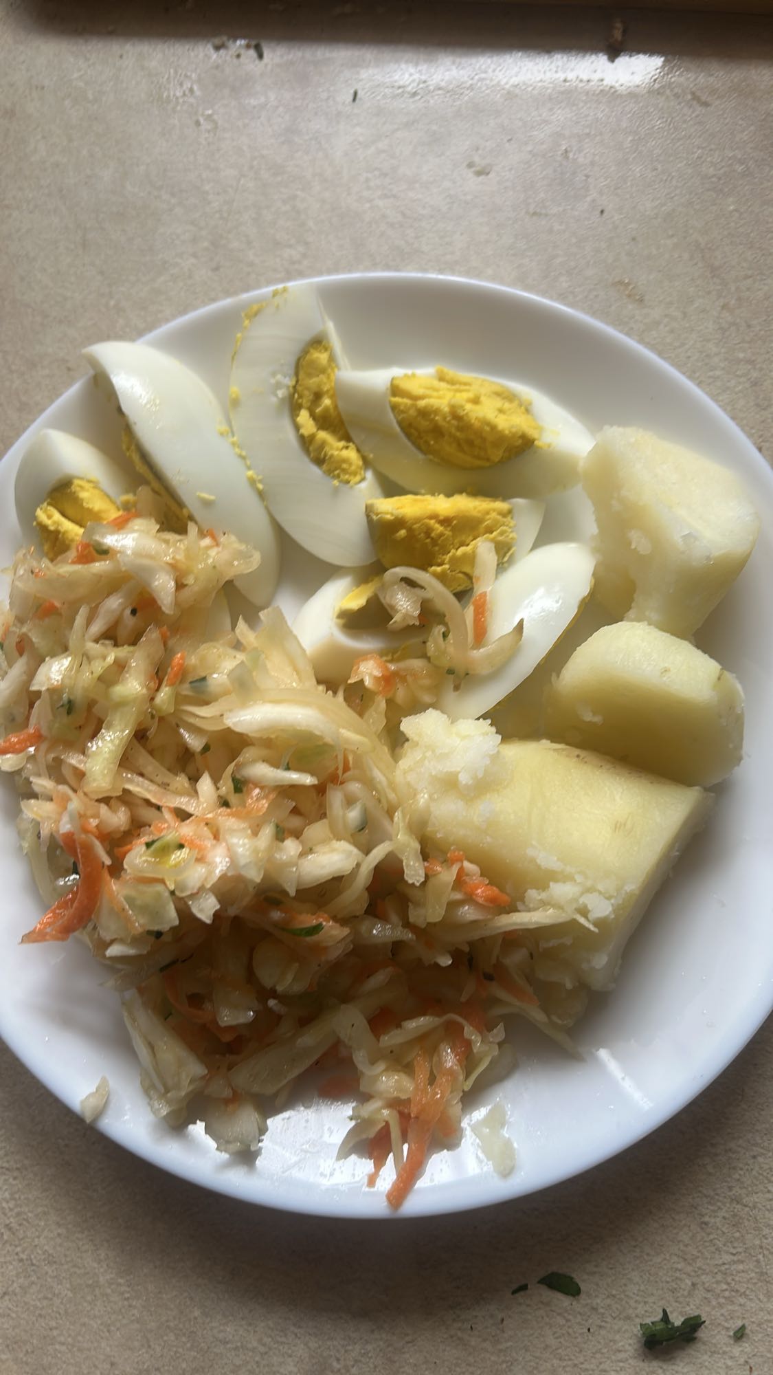 Jajka z ziemniakami i surówką