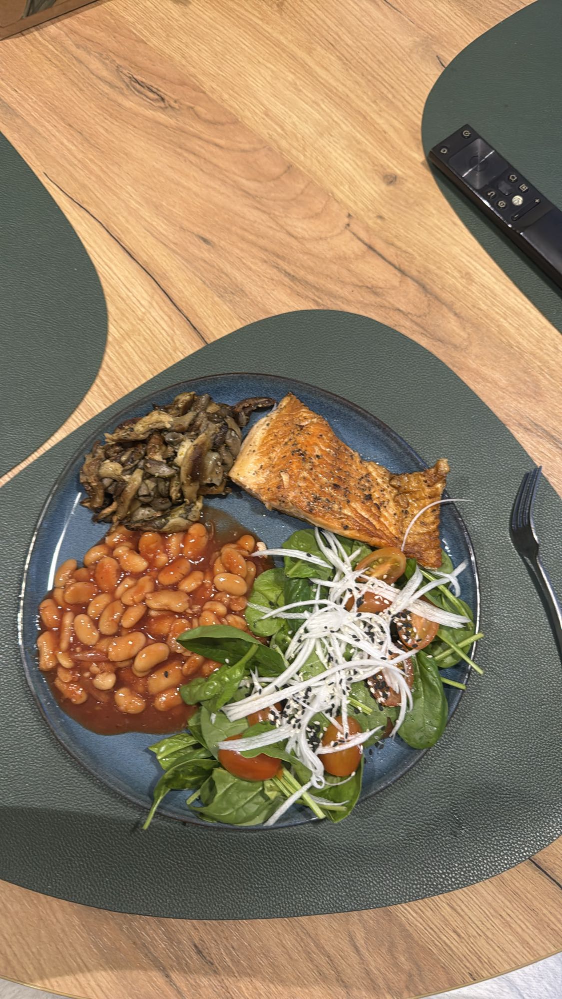 Лосось с фасолью и салатом