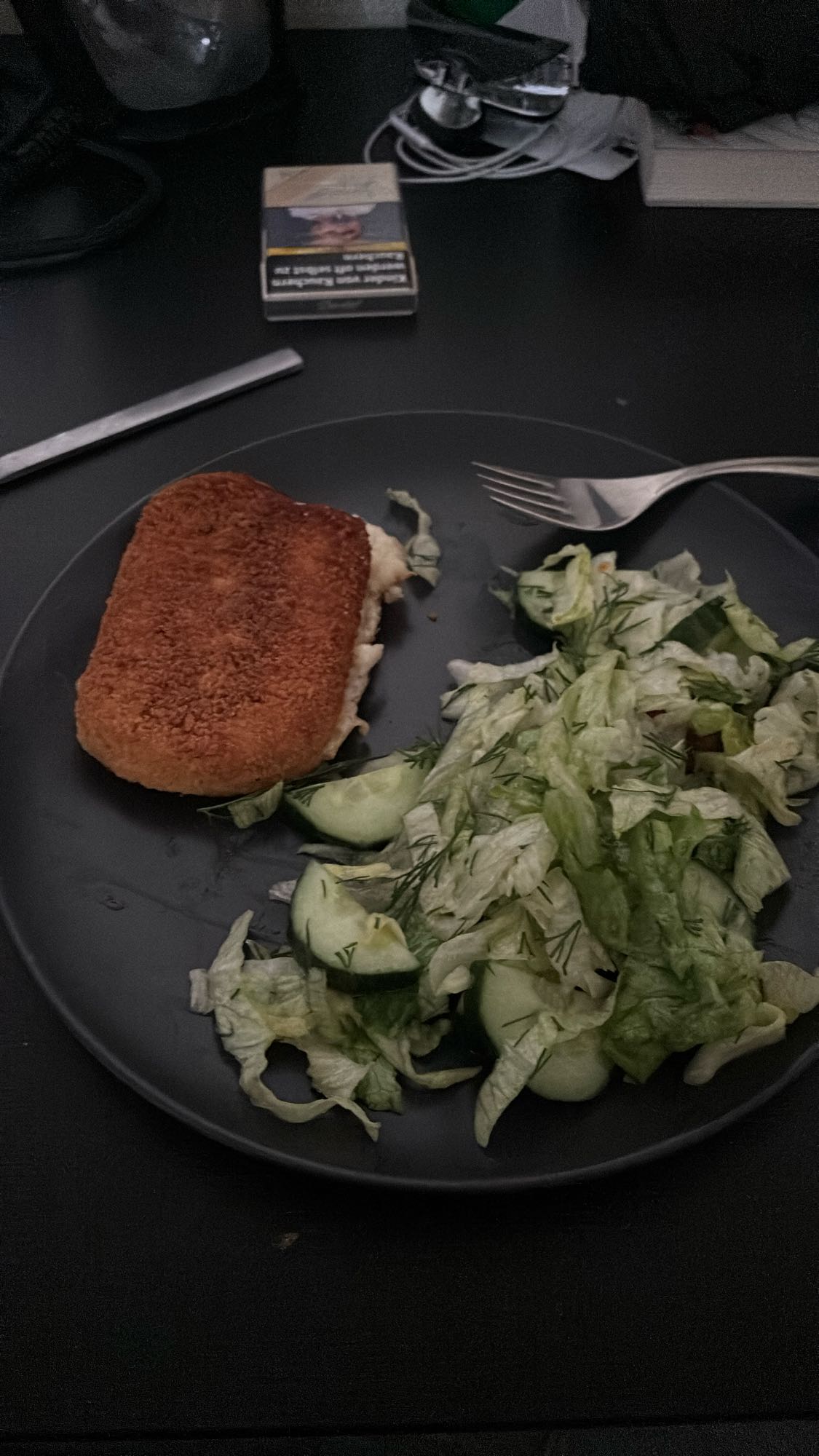 Fischfrikadelle mit Salat
