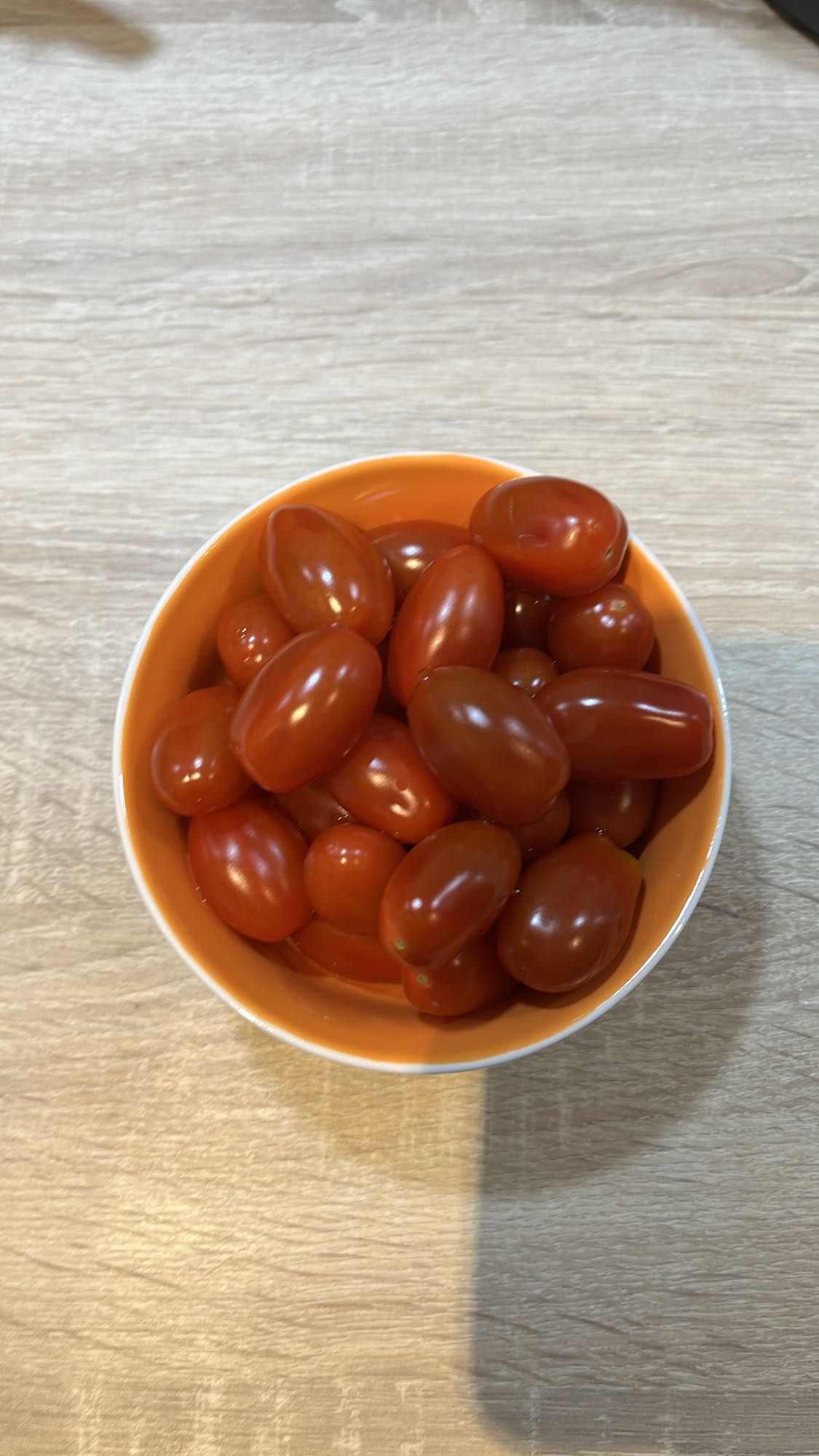 Tomates cerises fraîches