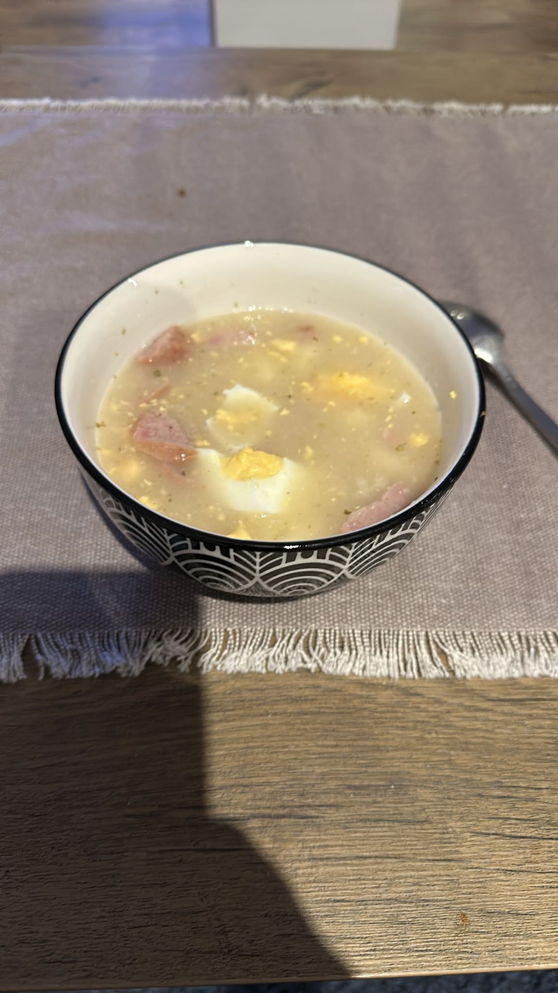 żurek z jajkiem i kiełbasą