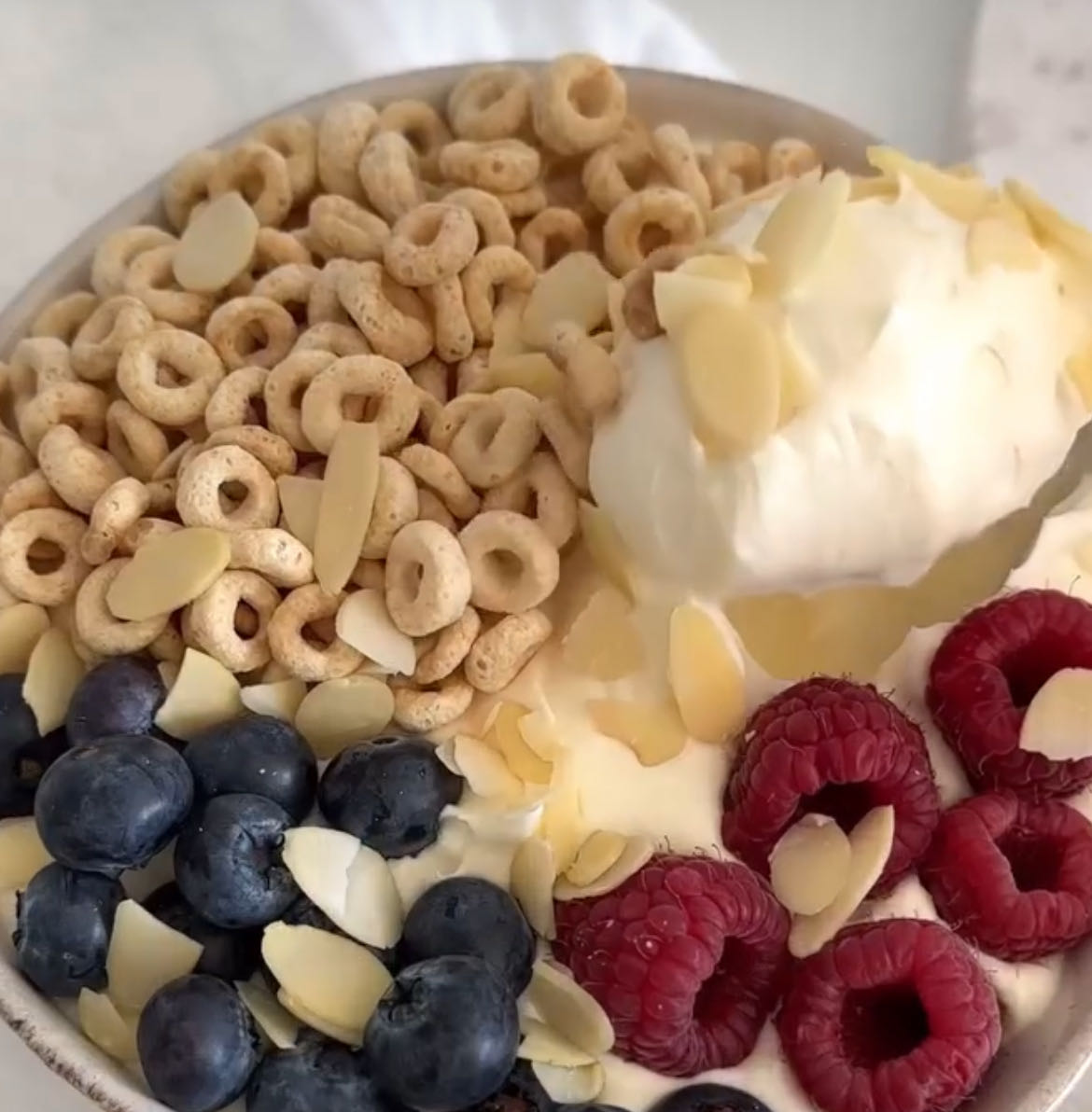 jogurt z owocami i płatkami