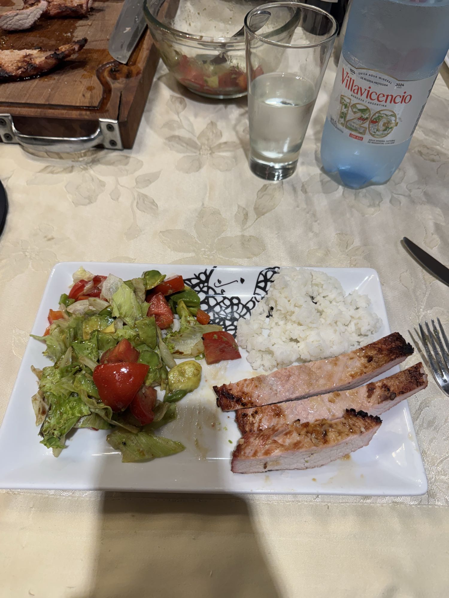 Cerdo con arroz y ensalada