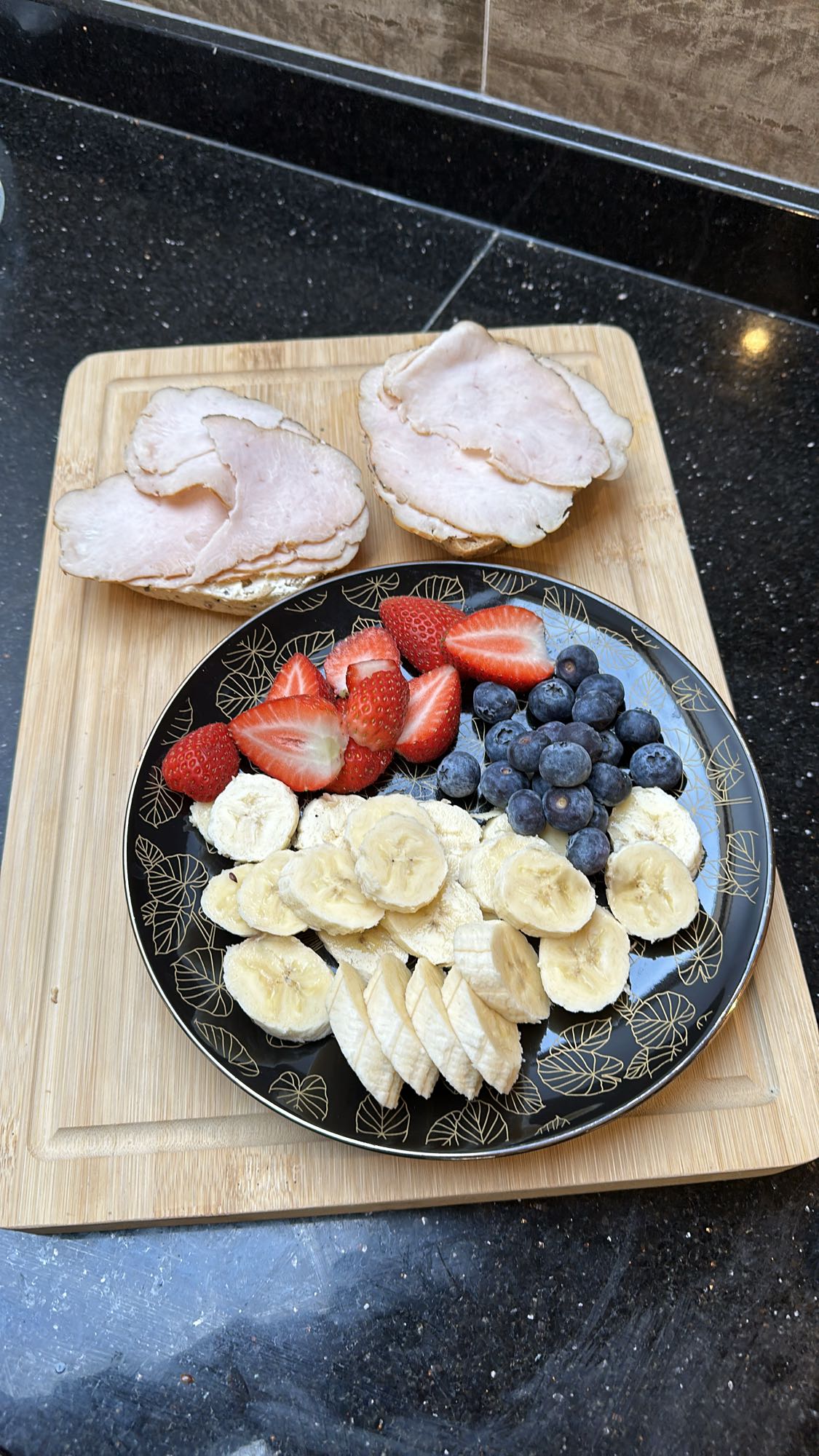 Owocowa przekąska z szynką