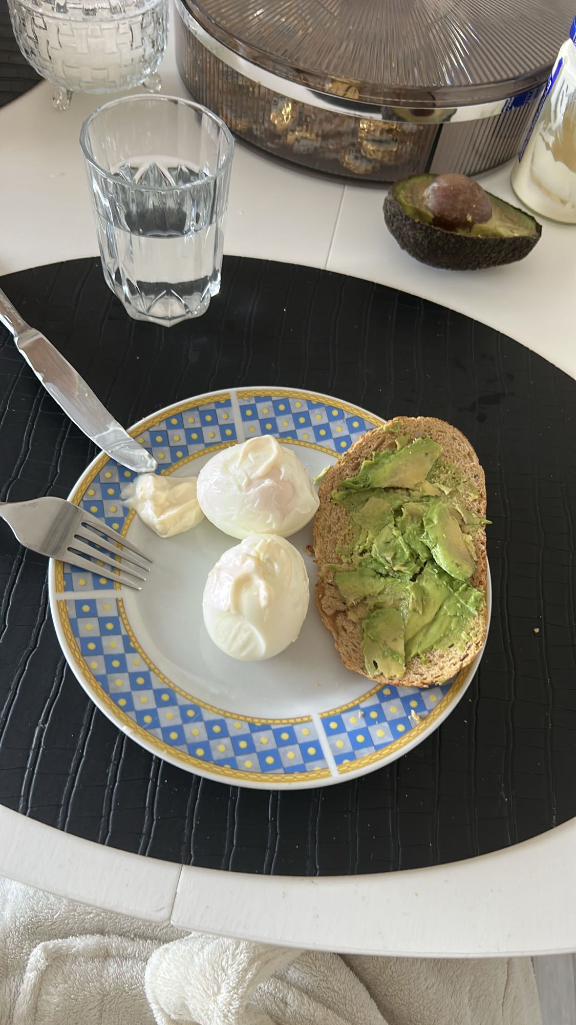 Jajka z awokado na chlebie