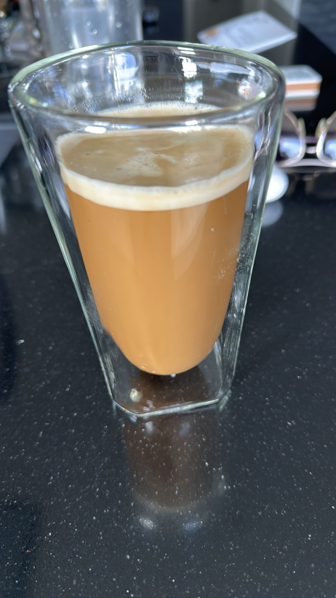 Svart kaffe med skum