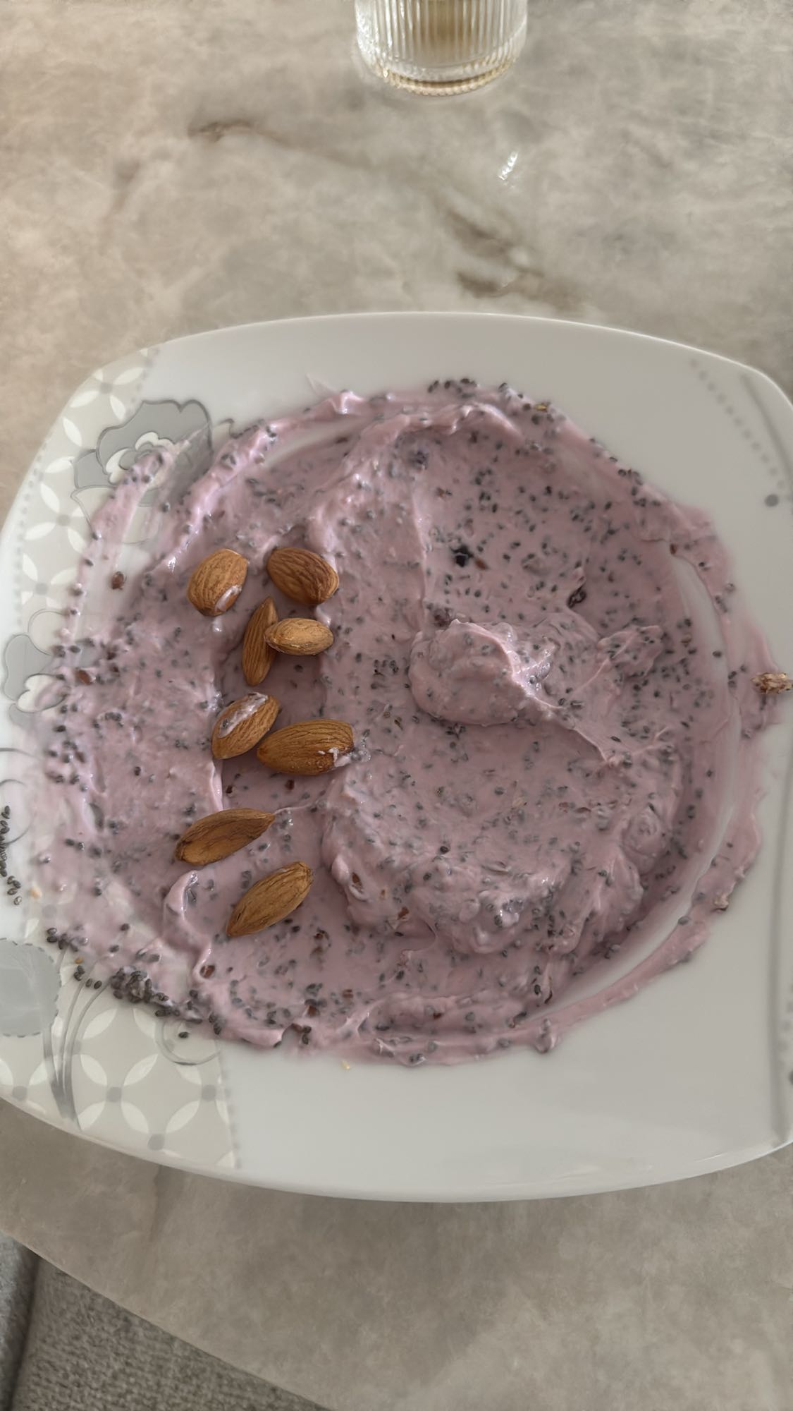 Böğürtlenli yoğurt karışımı