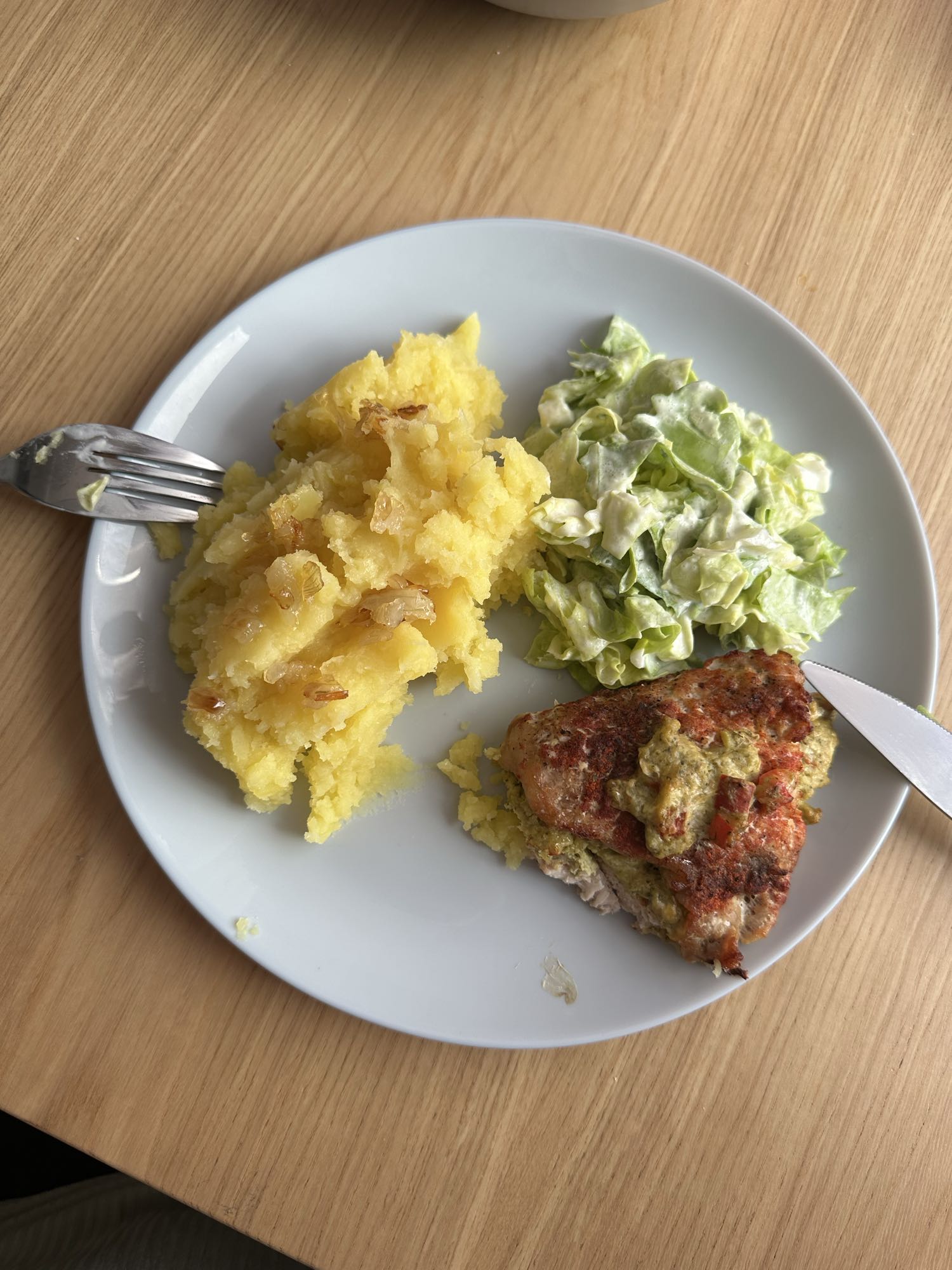 Ziemniaki z rybą i sałatą