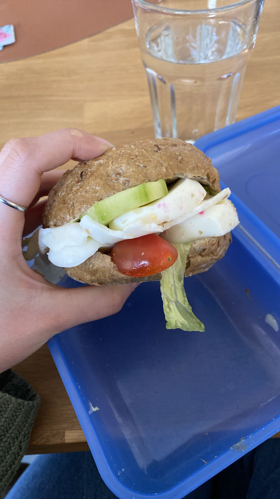 Vollkornbrötchen mit Ei