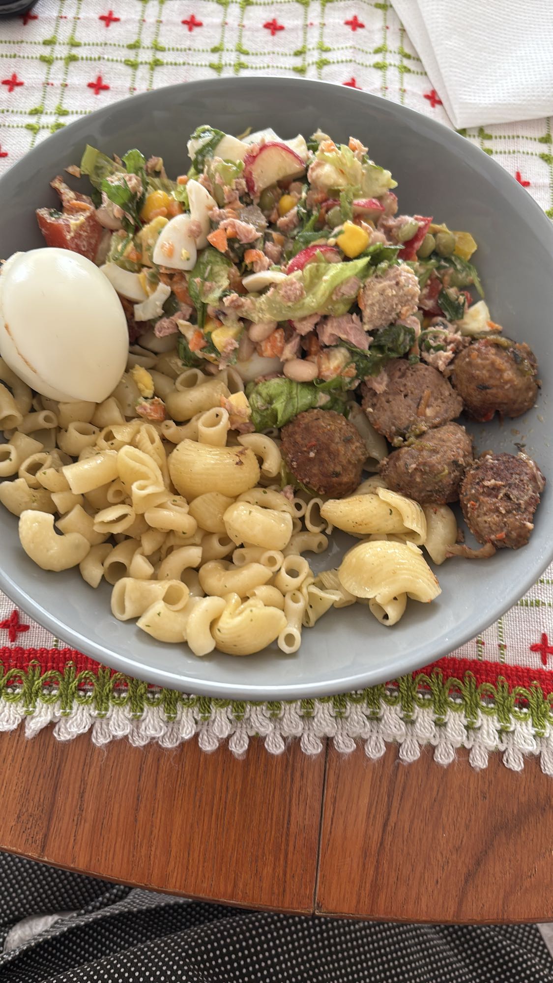 Salada com almôndegas