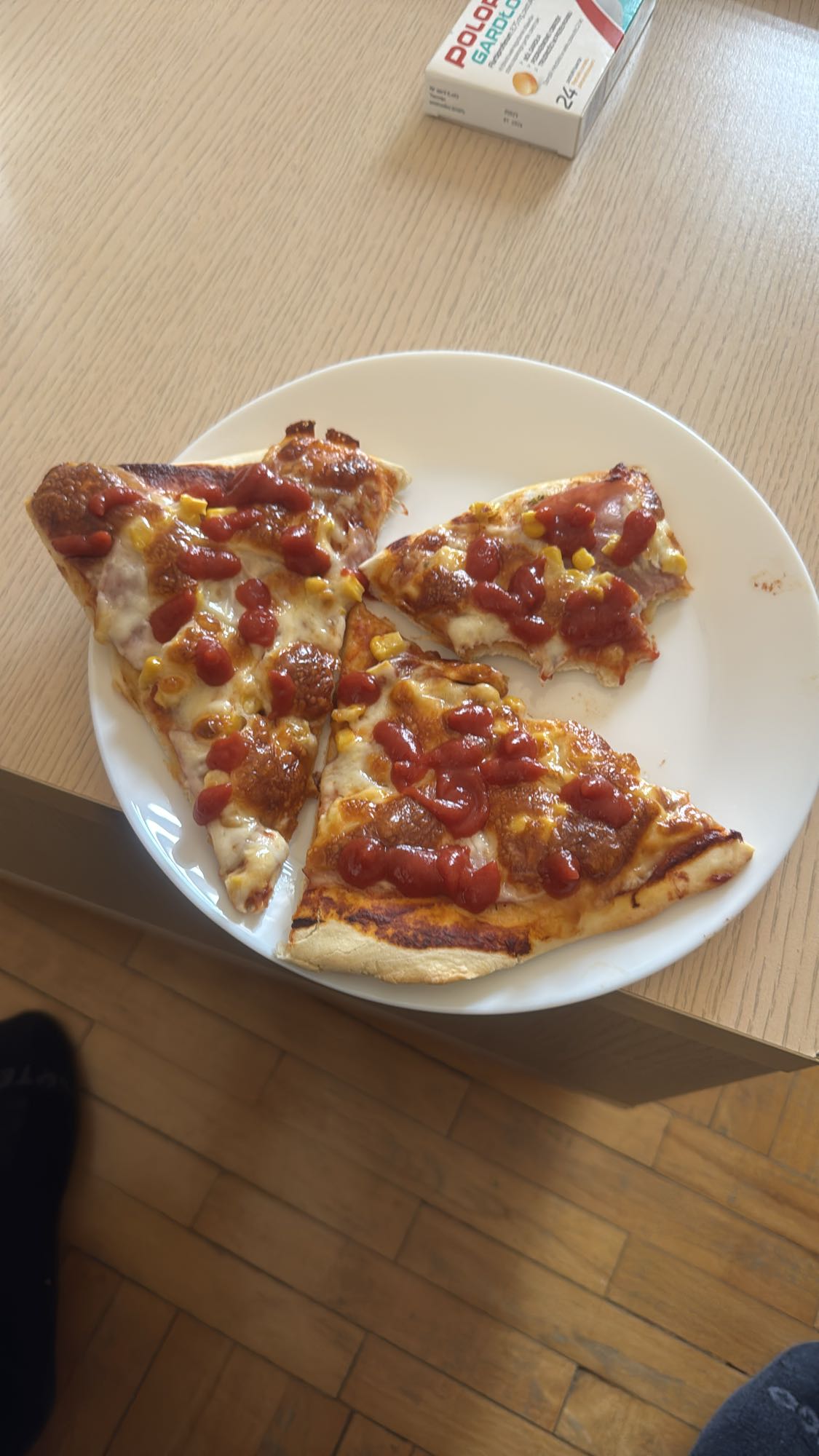 Pizza z serem i ketchupem