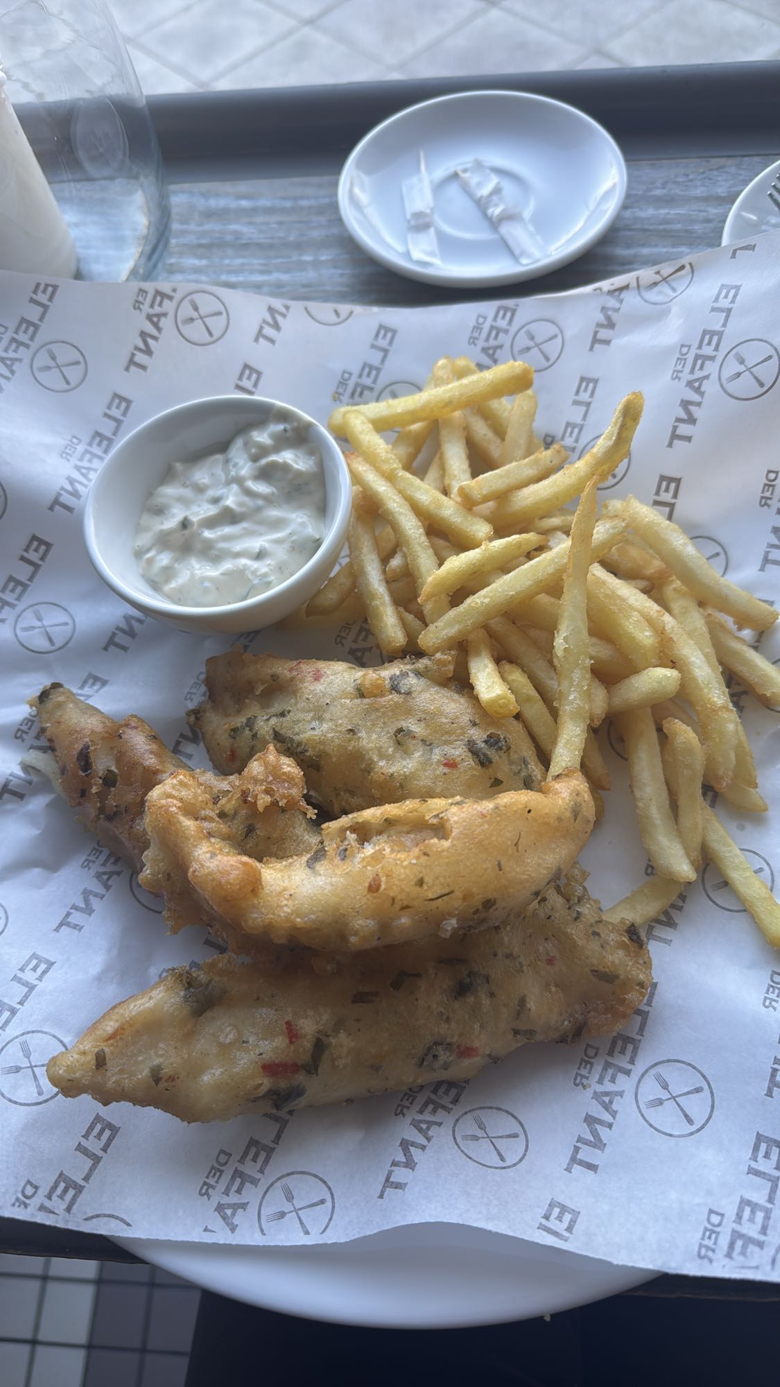 ryba w cieście z frytkami