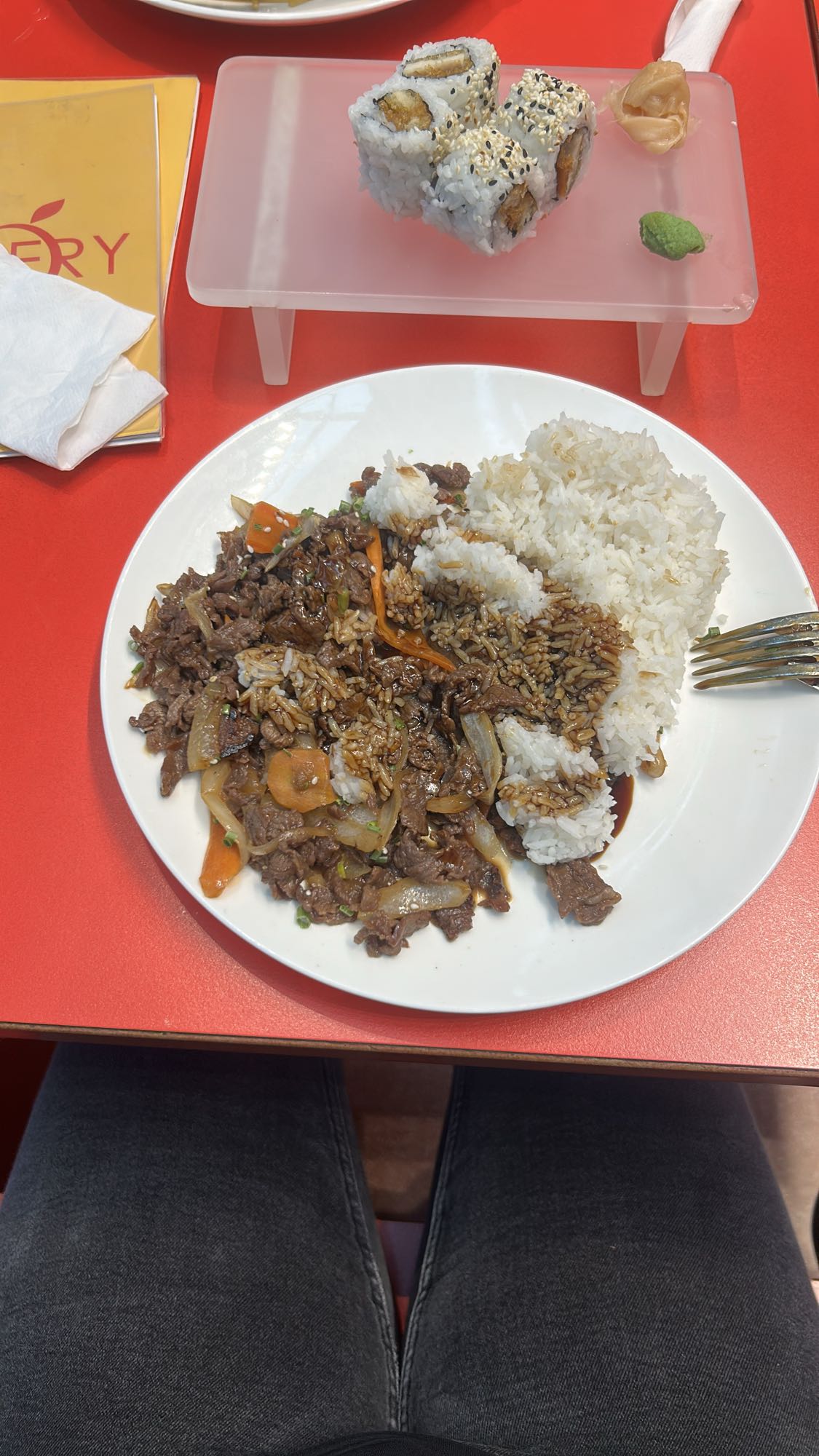 Rindfleisch mit Reis & Sushi