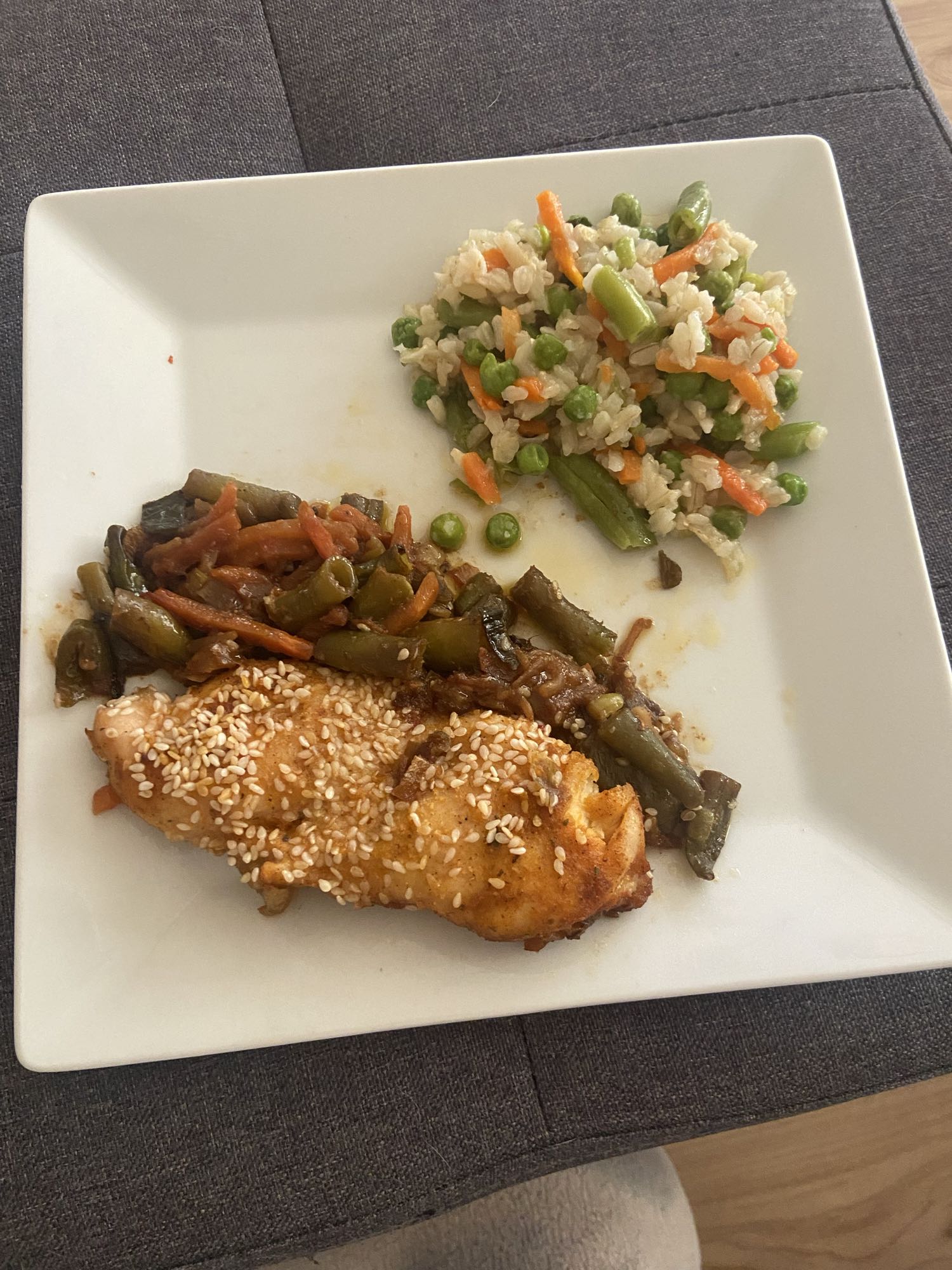 Kurczak z sezamem i ryżem