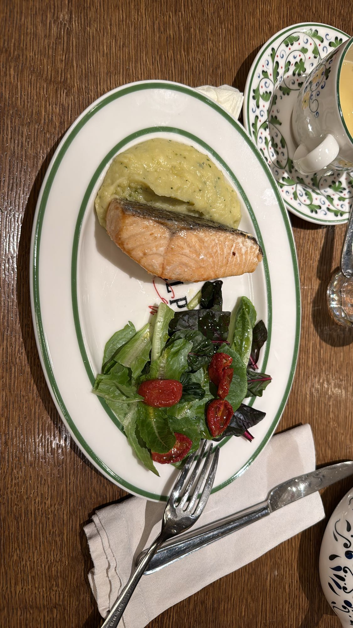 Лосось с пюре и салатом