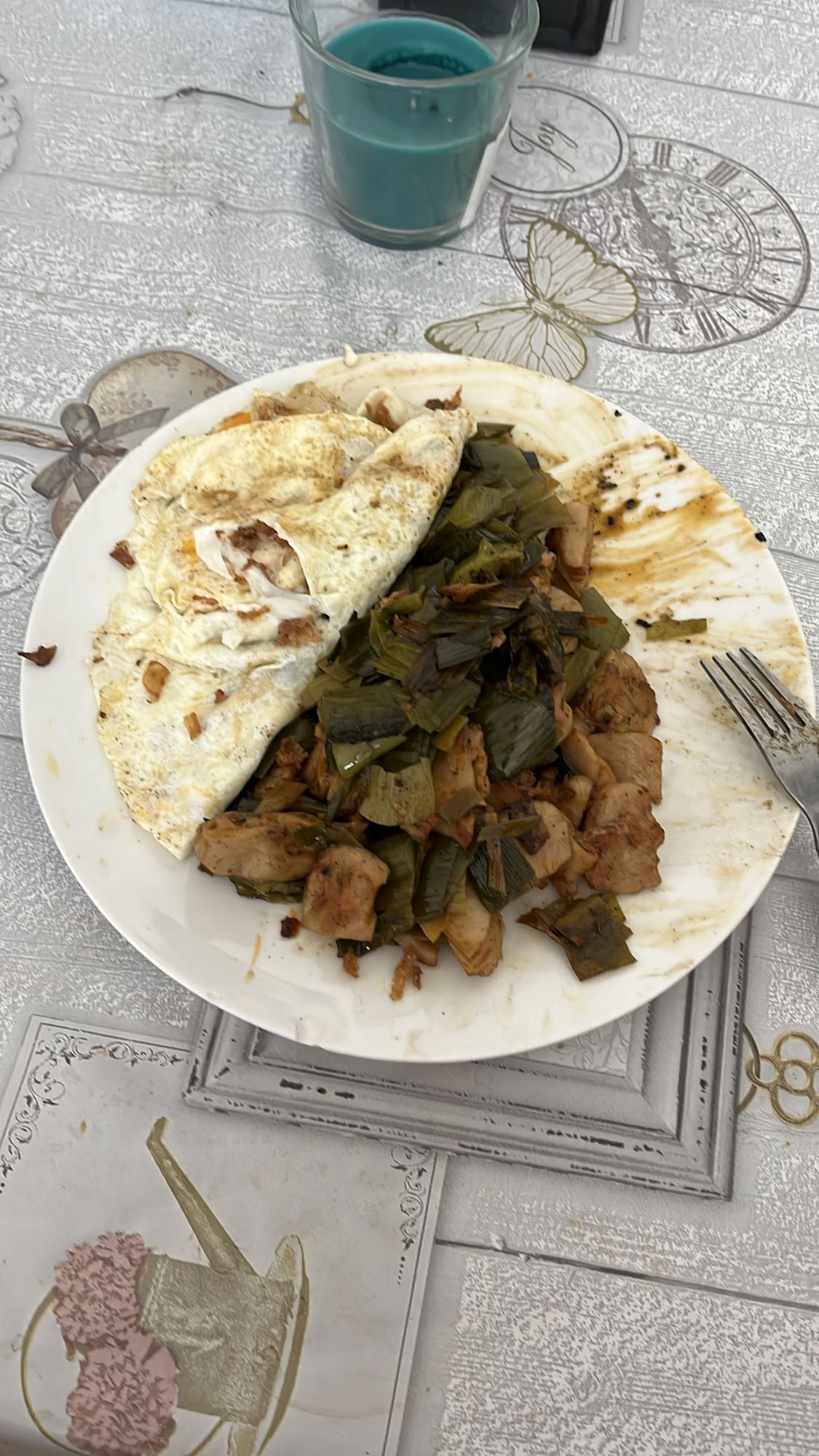 Omelette et légumes sautés