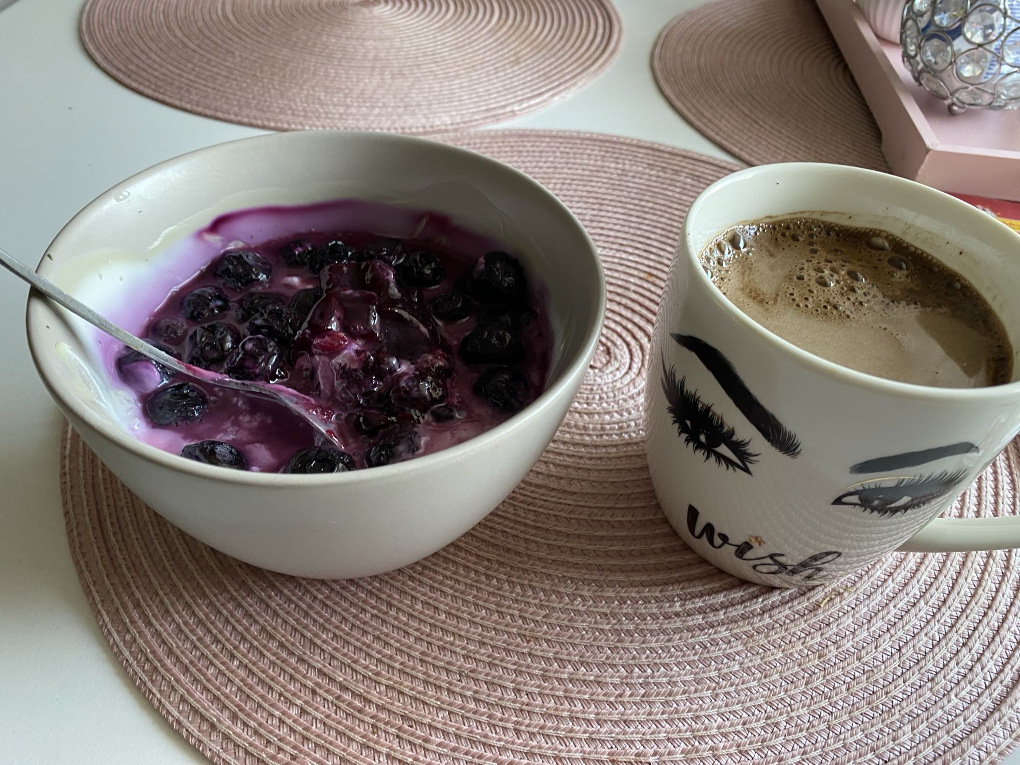 jogurt z jagodami i kawa