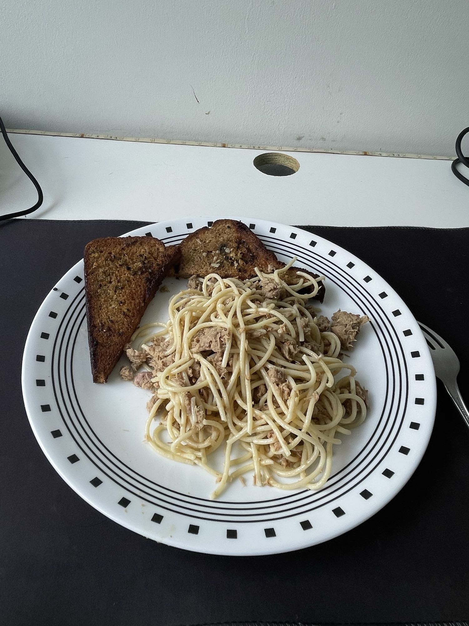 Espaguetis con atún y pan