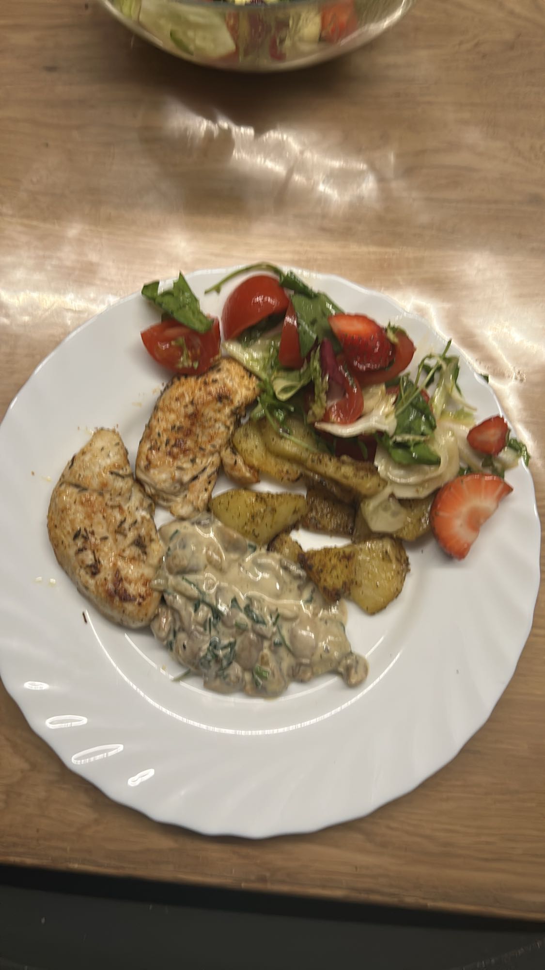 Kurczak z ziemniakami i sałatką